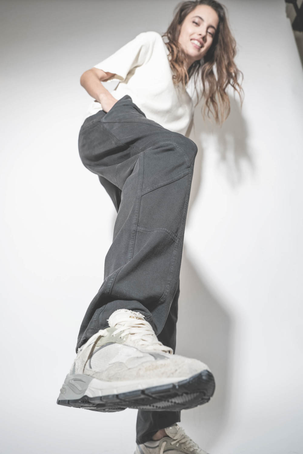 Pantalon de jogging en jersey de coton noir Regina Marant Etoile. Porté avec des sneakers Running Dad blanche.