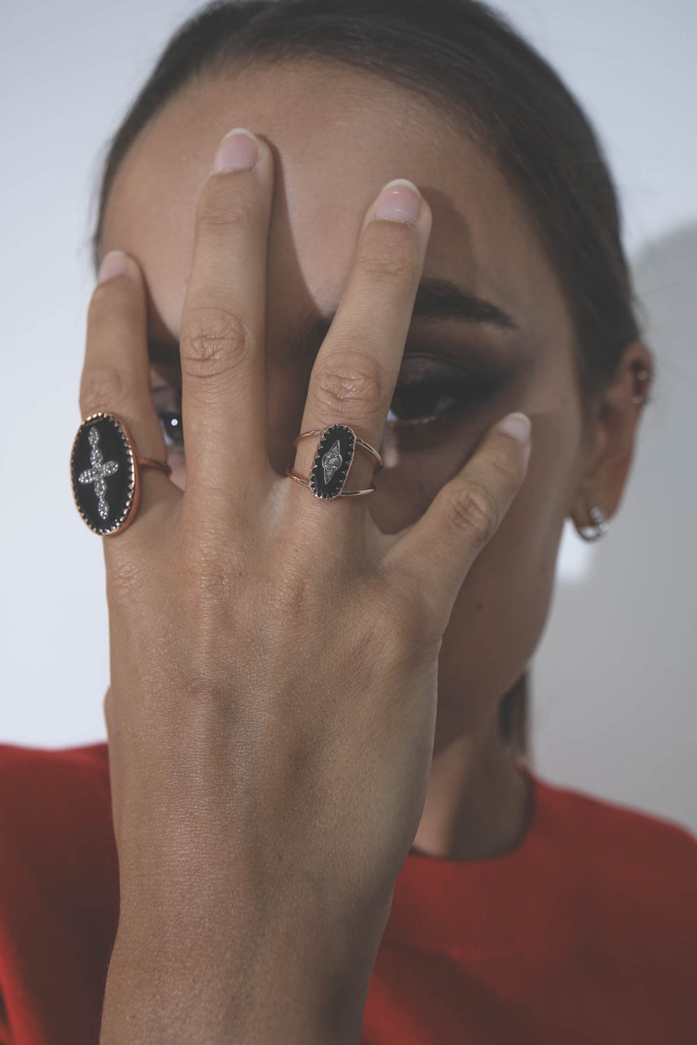 Bague en or Bakélite noire et diamants Pascale Monvoisin. Porté avec la bague Bowie N°3. 