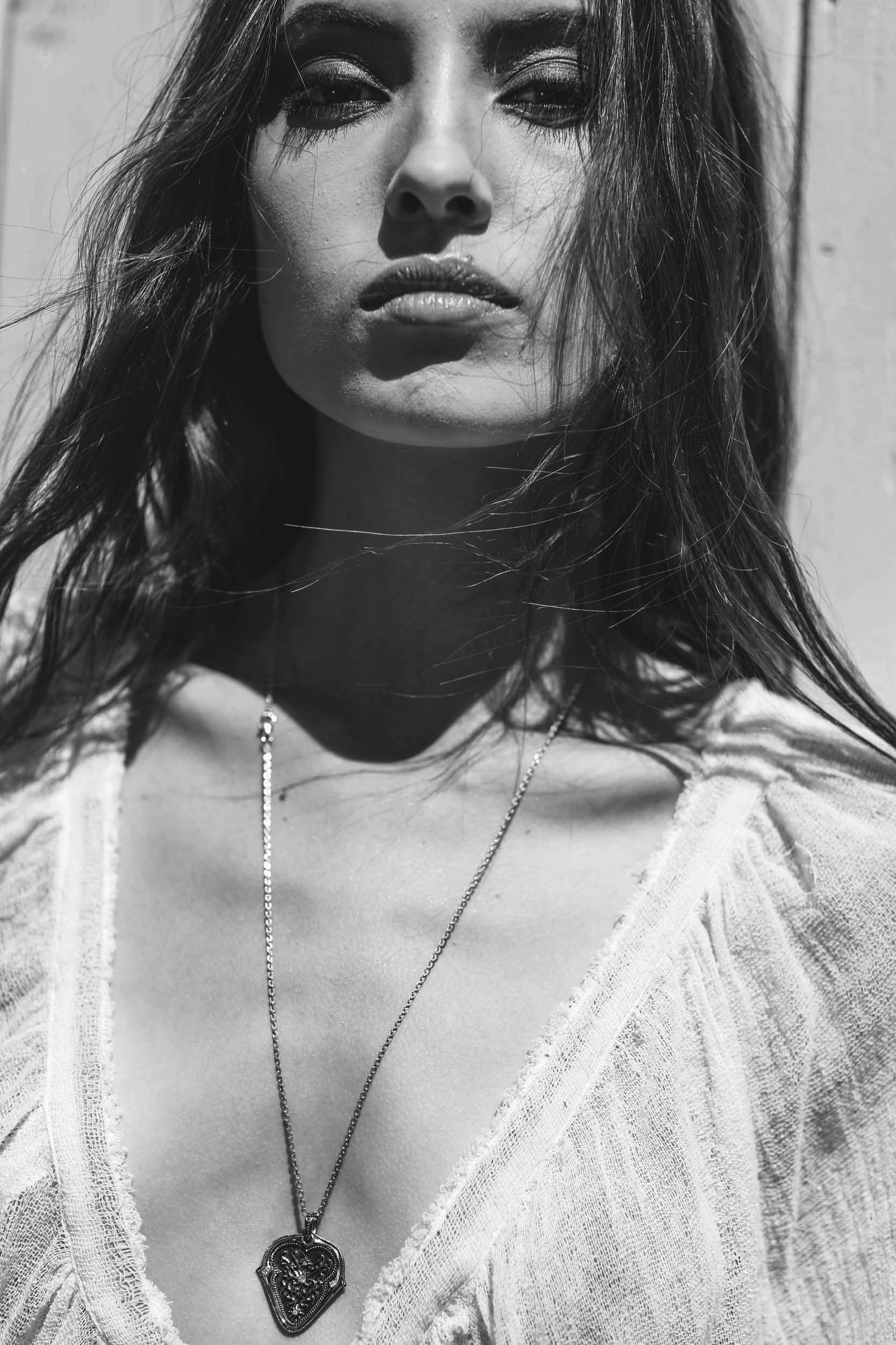 Pendentif médiator Tribute To Jimi en argent noirci et diamants De Jaegher. Porté avec une chaine en argent longue.