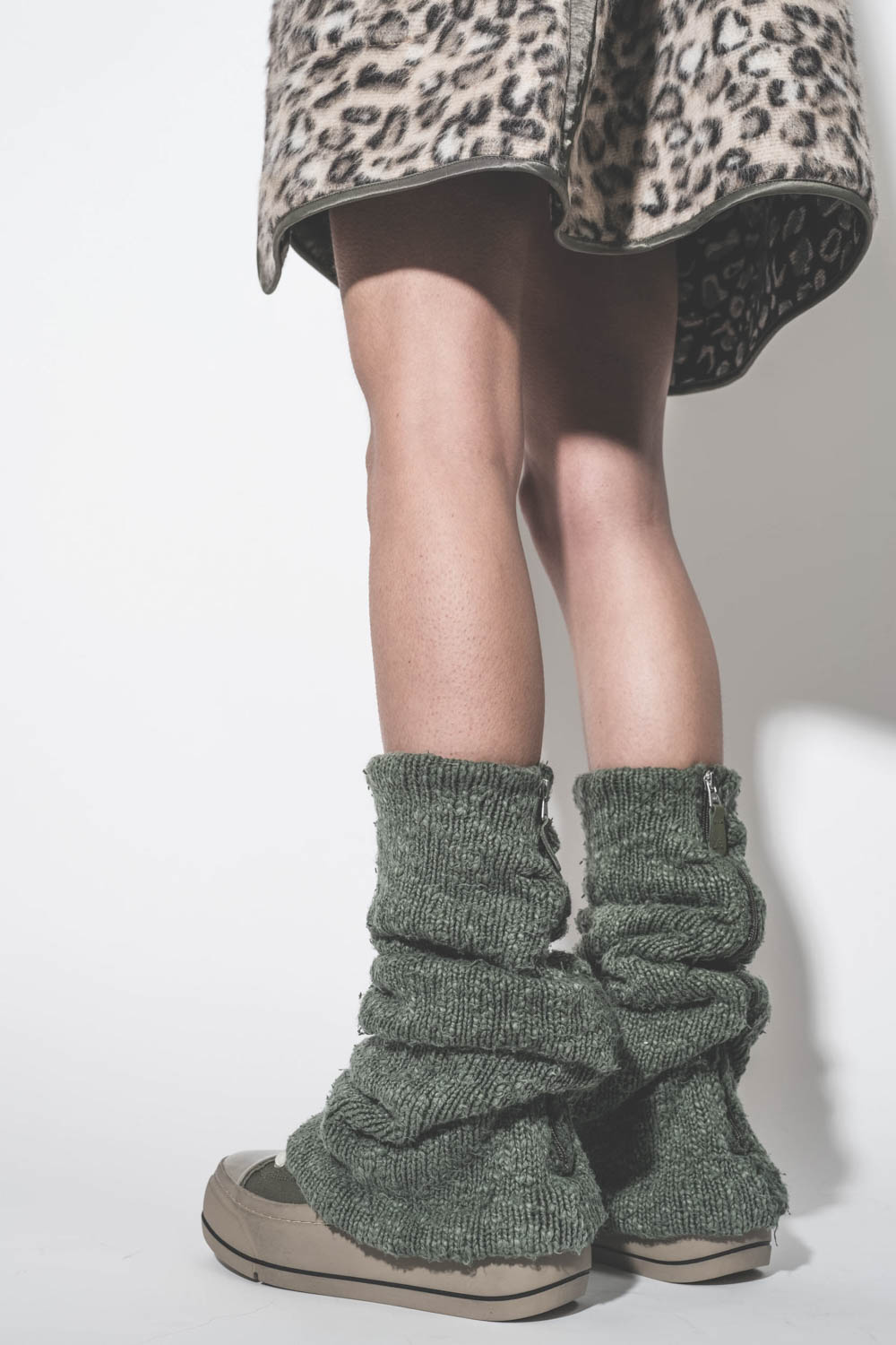 Baskets compensées en toile kaki avec guêtres en tricot kaki Kurt R13. Porté de dos.