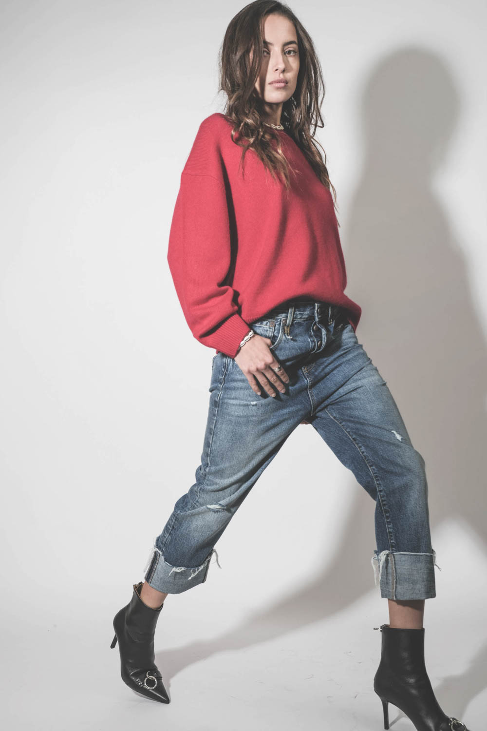 Boots à talons en cuir noir anneaux métal argenté Sid Heeled Harness Boots R13. Porté avec un pull rouge en cachemire.