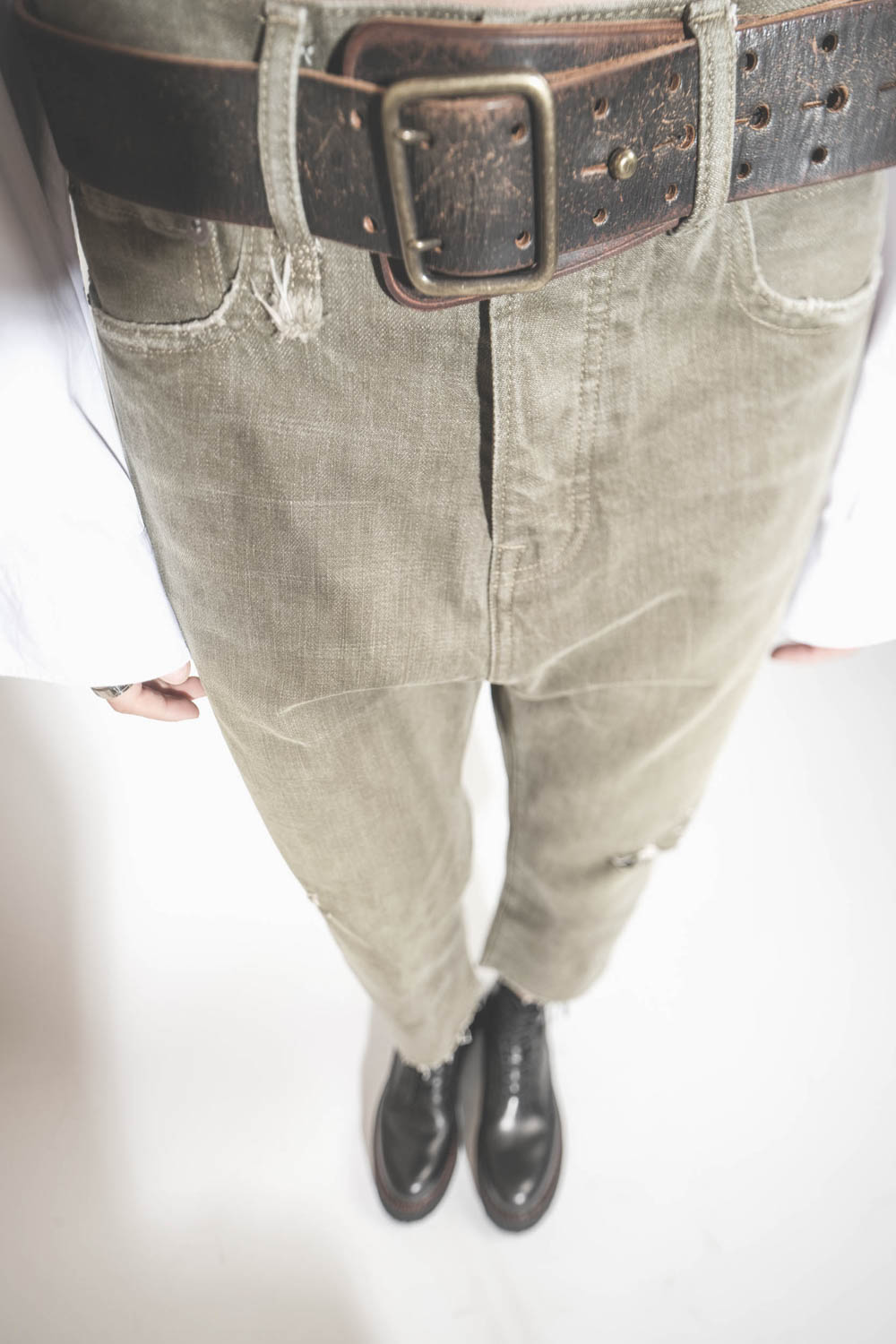 Ceinture large en cuir marron vieilli Military R13. Porté avec un jean Tailored Drop r13 kaki. 