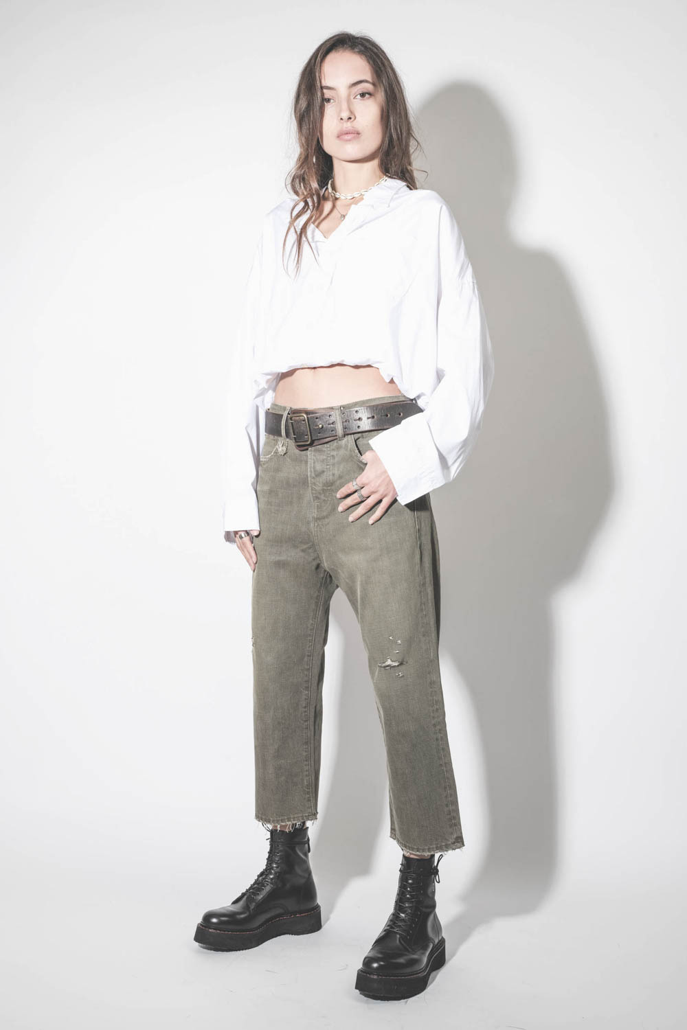 Ceinture large en cuir marron vieilli Military R13. Porté avec un jean baggy kaki R13.