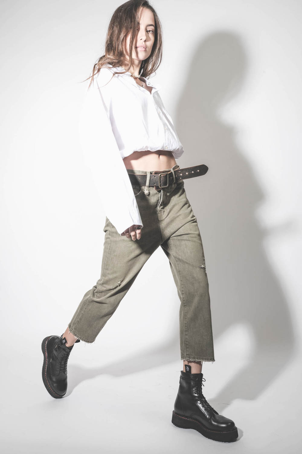 Ceinture large en cuir marron vieilli Military R13. Porté avec un jean baggy.