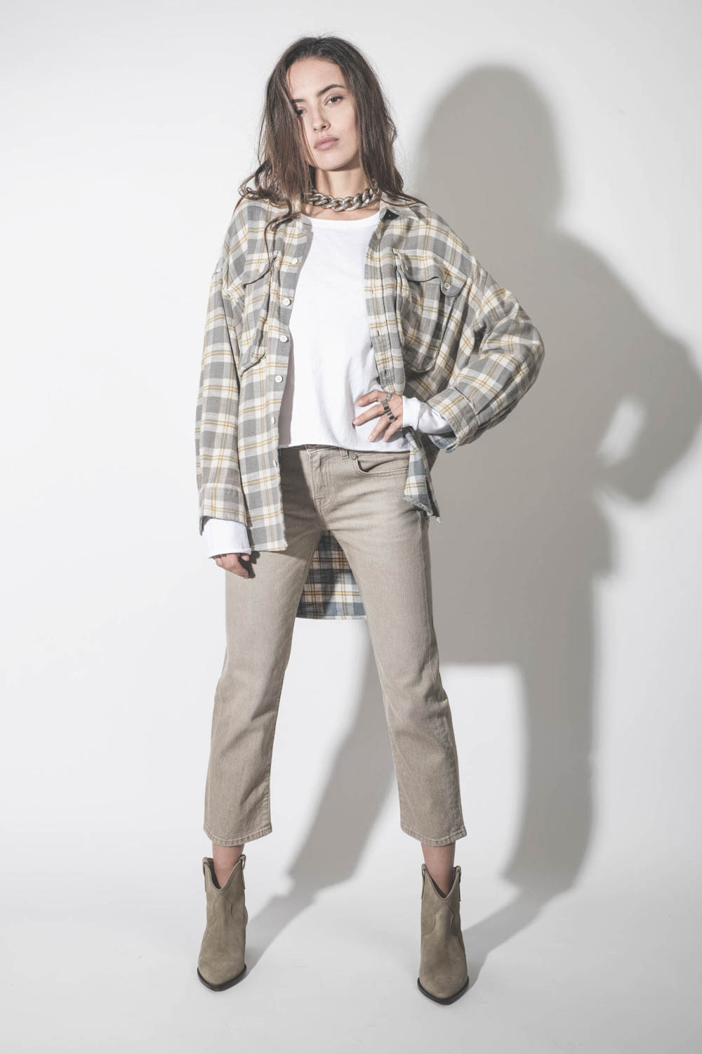 Chemise en coton gratté over-size à carreaux beige écru larges poches poitrine Oversized Pocket Drop Neck Shirt R13. Porté de face ouverte.