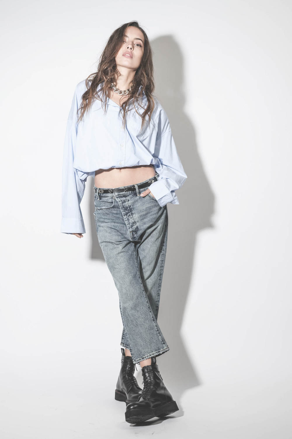 Chemise manches longues blousante en popeline de coton bleu ciel Crossover Bubble R13. Porté de face. 