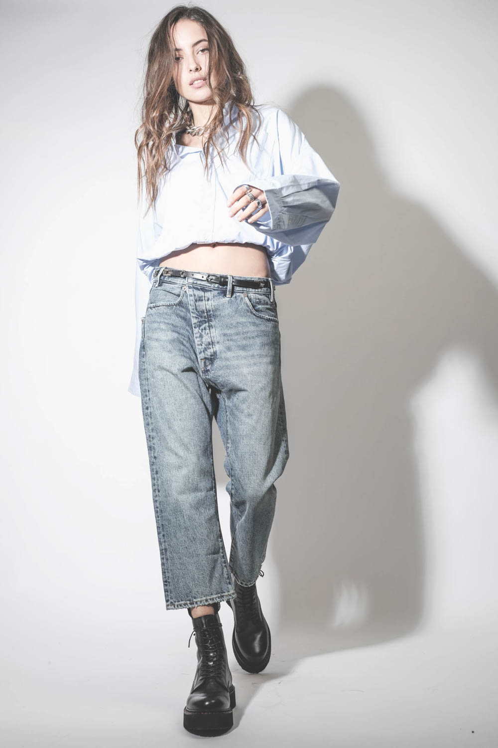 Chemise manches longues blousante en popeline de coton bleu ciel Crossover Bubble R13. Porté avec un jean bleu délavé.