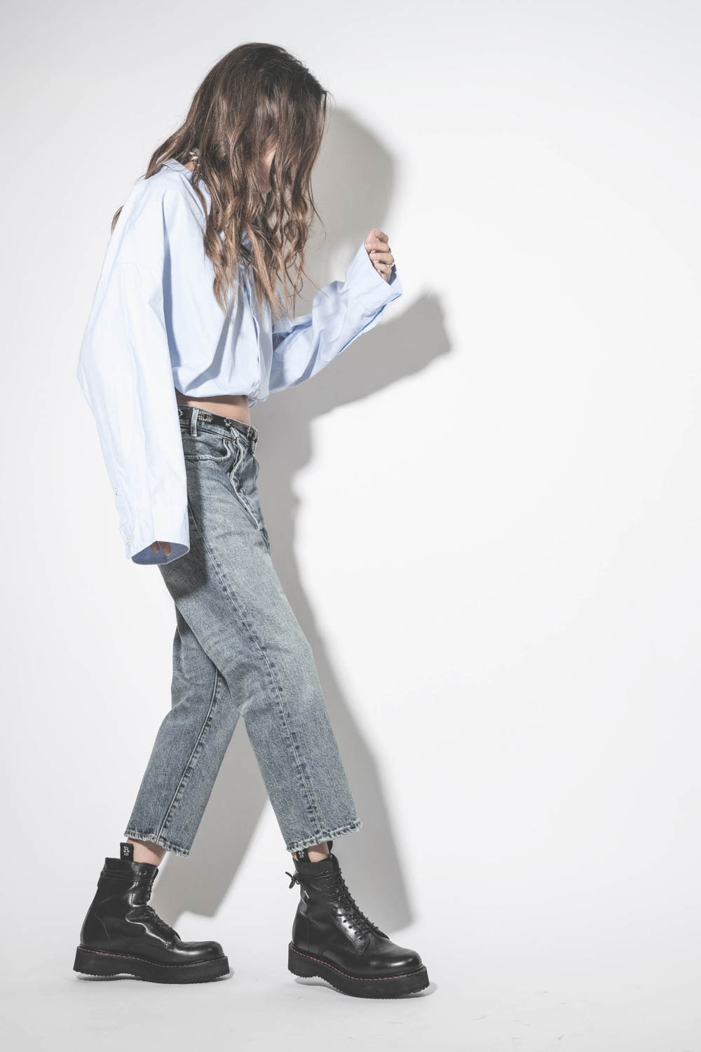 Chemise manches longues blousante en popeline de coton bleu ciel Crossover Bubble R13. Porté de profil.