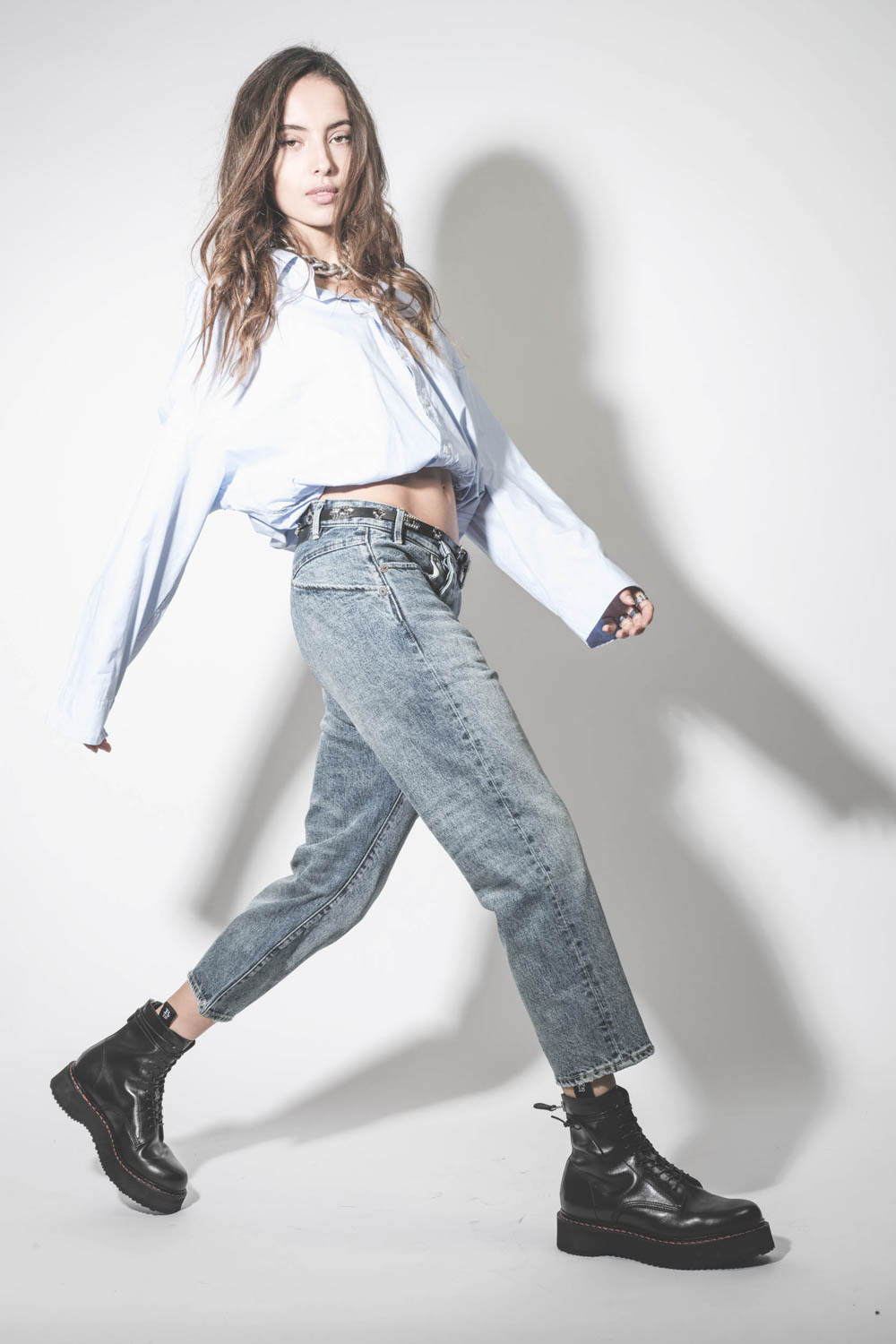 Chemise manches longues blousante en popeline de coton bleu ciel Crossover Bubble R13. Porté avec un jean baggy.