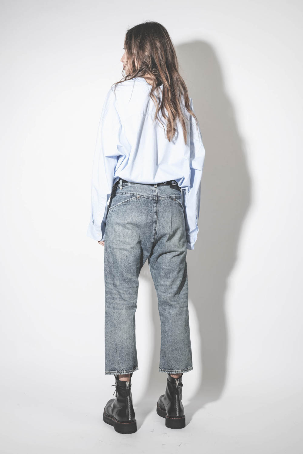 Chemise manches longues blousante en popeline de coton bleu ciel Crossover Bubble R13. Porté de dos. 