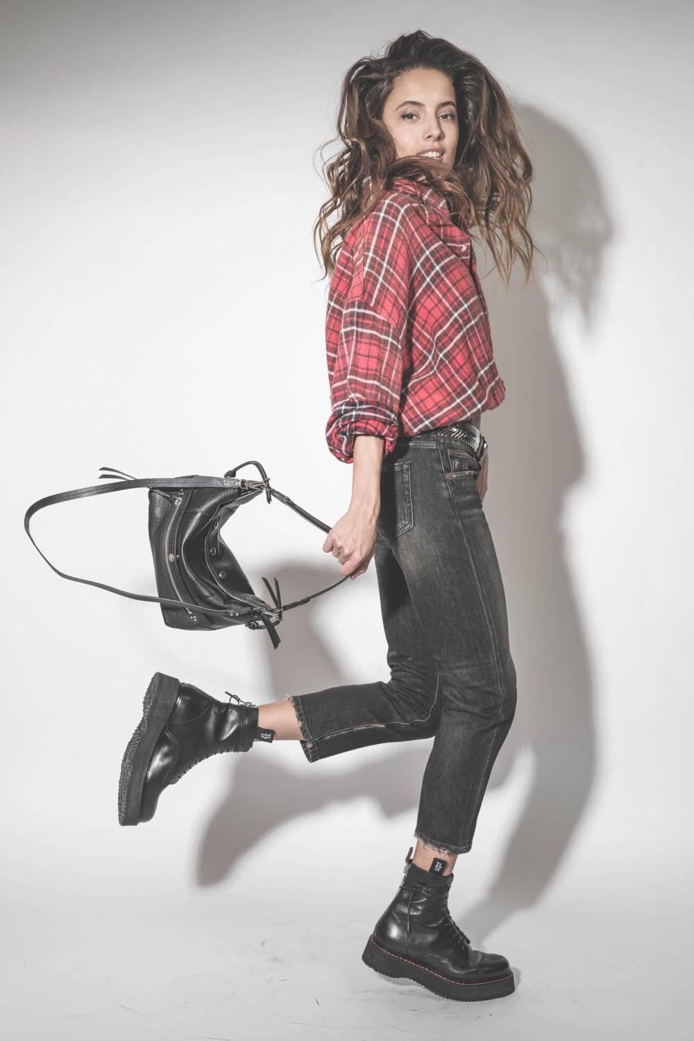 Chemise courte Crossover Bubble à carreaux rouge en coton brossé R13. Porté de profil.