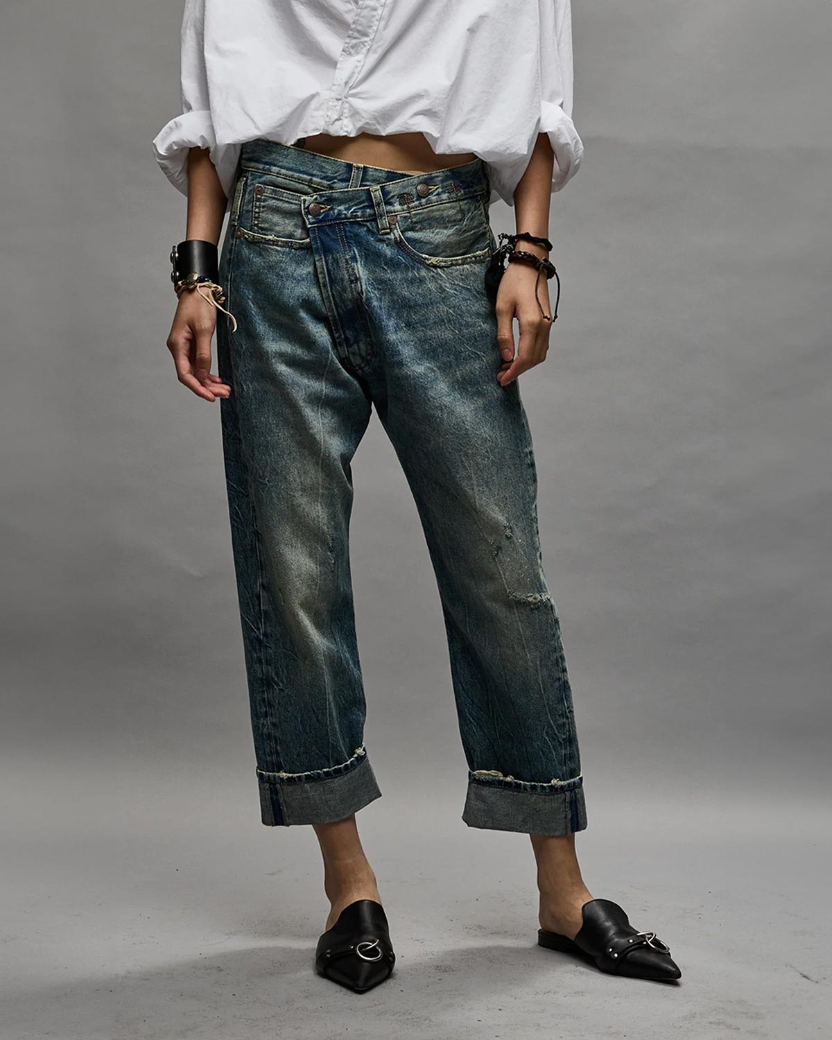 Jean Crossover bleu délavage Kelly R13 Denim. Porté de face.