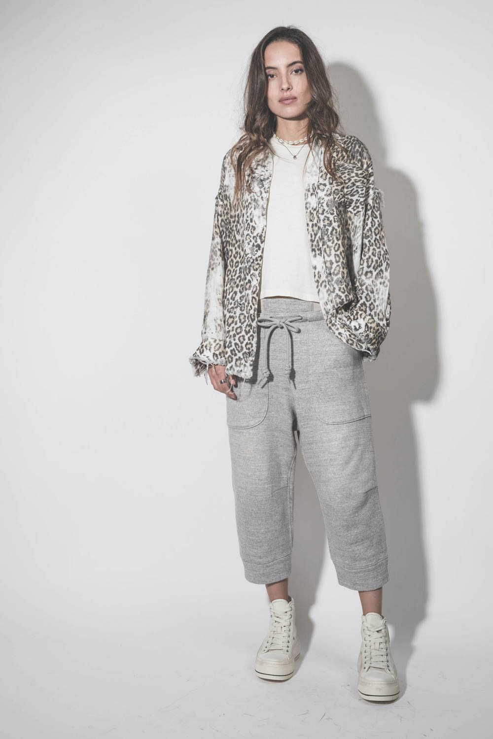 Pantalon de jogging court et oversize en molleton gris chiné Deconstructed Cropped Sweatpant Heather Grey R13. Porté de face. 