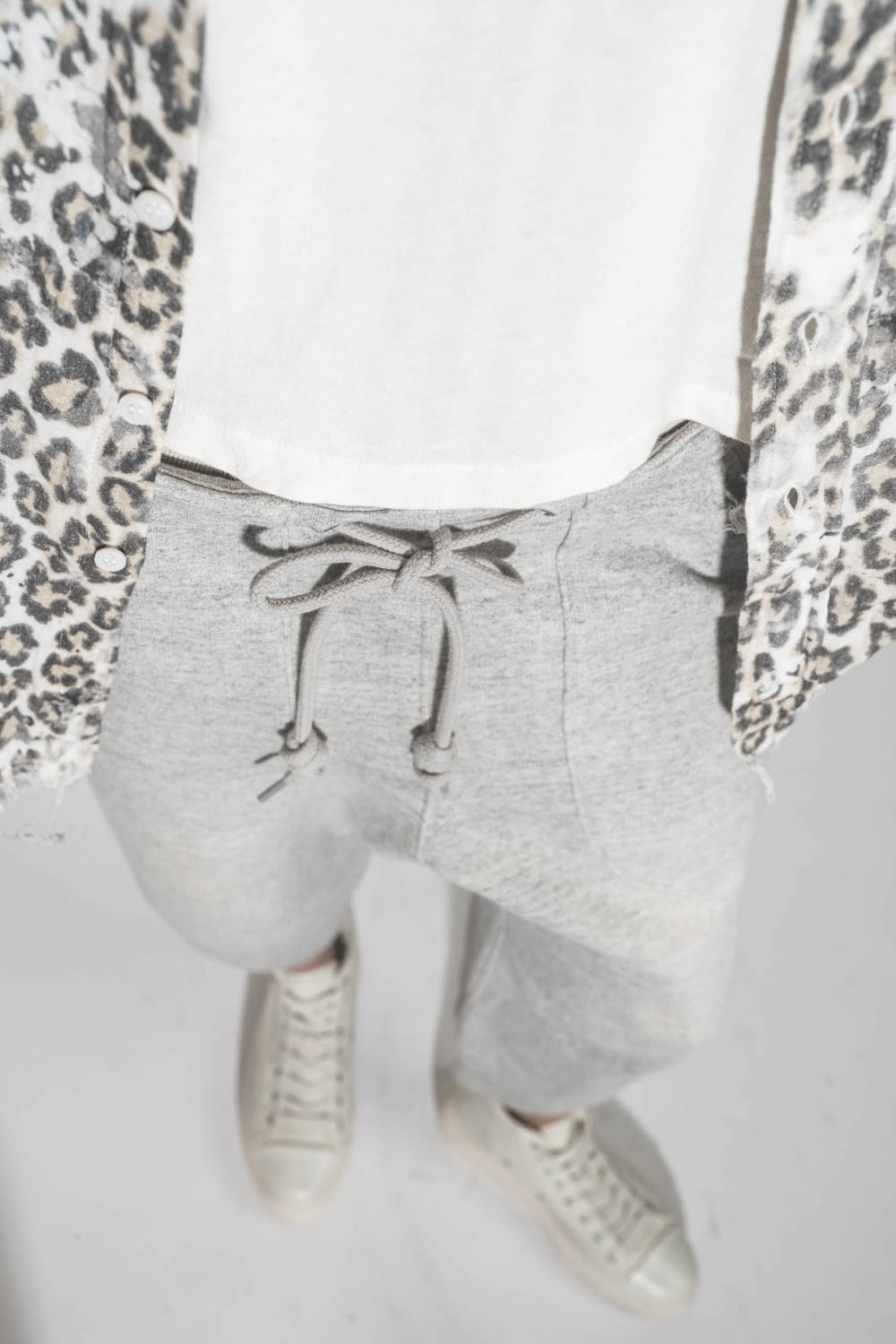 Pantalon de jogging court et oversize en molleton gris chiné Deconstructed Cropped Sweatpant Heather Grey R13. Détail du cordon à la taille.
