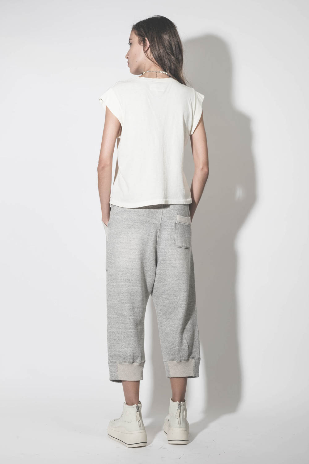 Pantalon de jogging court et oversize en molleton gris chiné Deconstructed Cropped Sweatpant Heather Grey R13. Porté de dos.