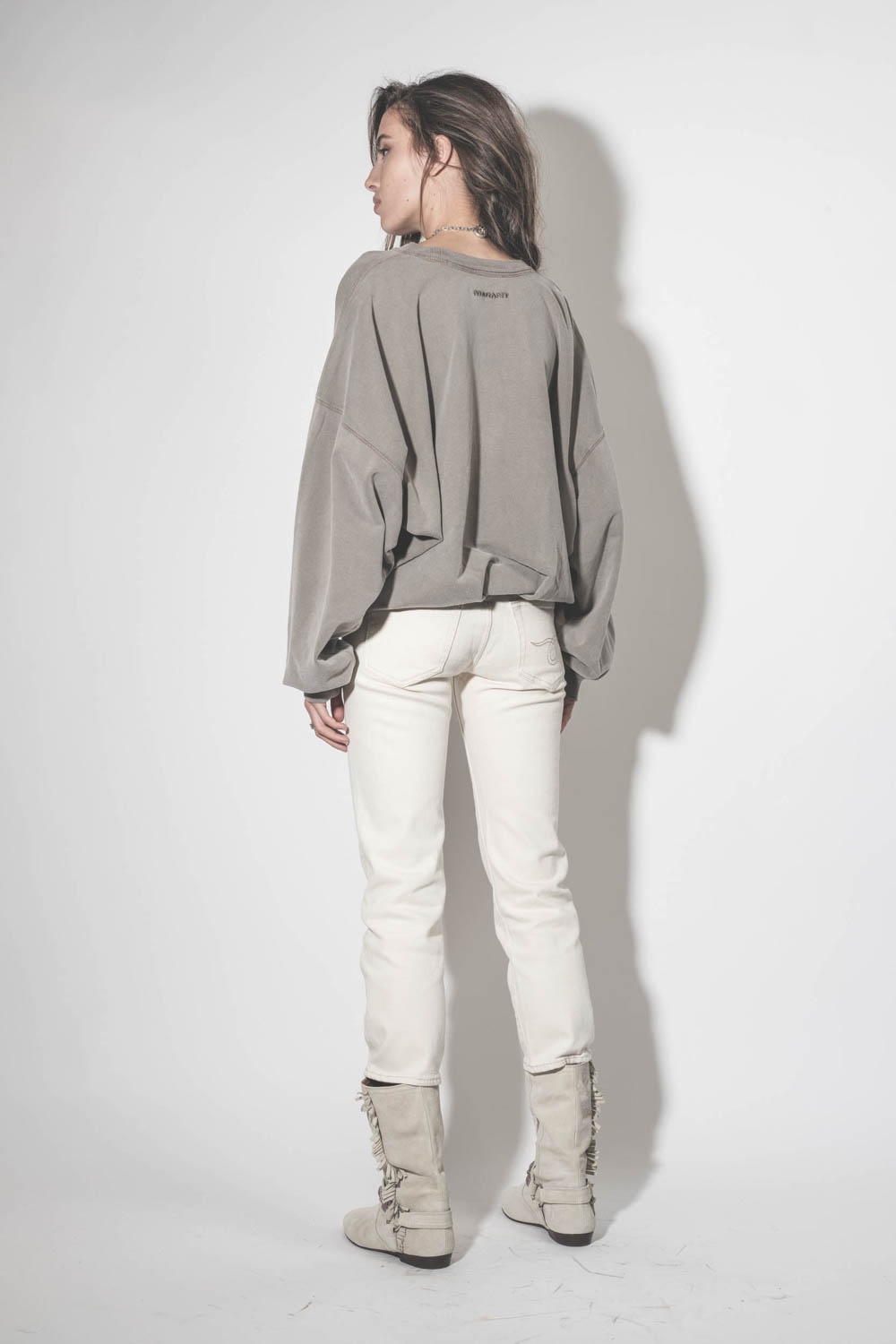 Jean taille basse Skinny Boy Straight écru stretch R13. Porté de dos.