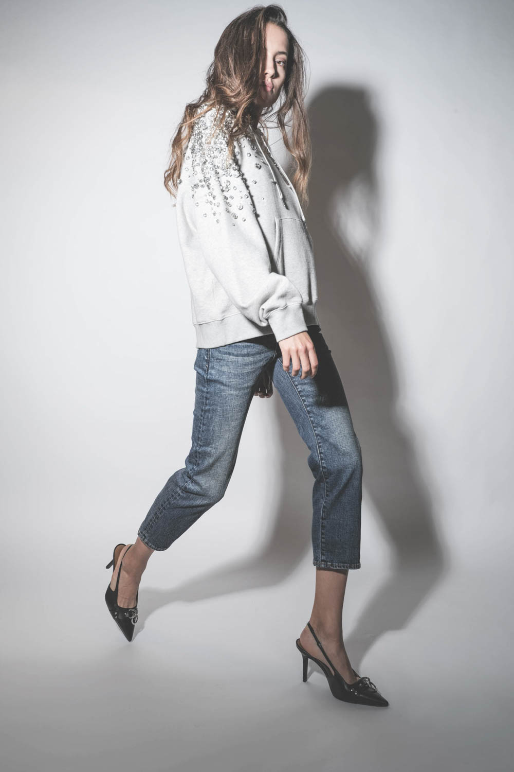 Jean taille basse Skinny stretch bleu Boy Straight délavage Mire blue R13 Denim. Porté de profil.