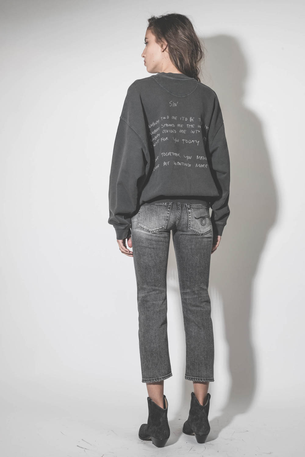 Jean taille basse Skinny Boy Straight Vintage Grey R13 Denim. Porté de dos.