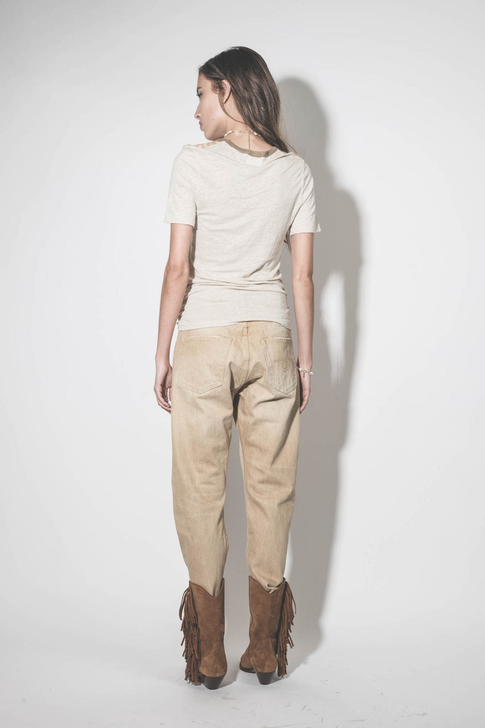 Jean large Crossover en toile beige clair délavage Faded Wheat R13. Porté de dos.