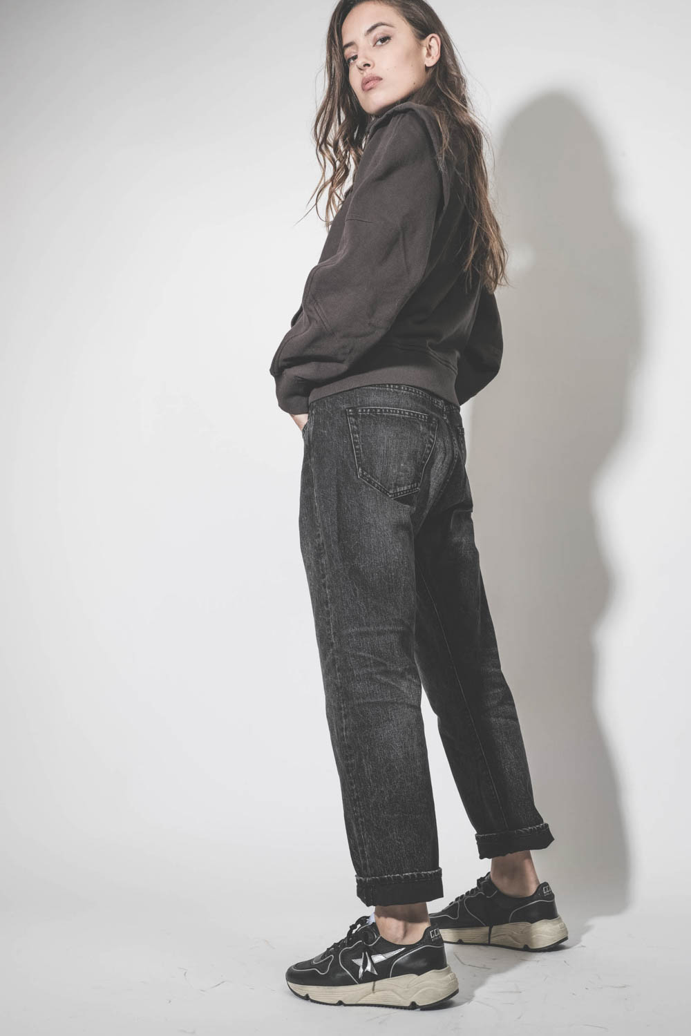 Jean croisé Crossover Kessair Black R13. Porté avec des sneakers Running Sole.