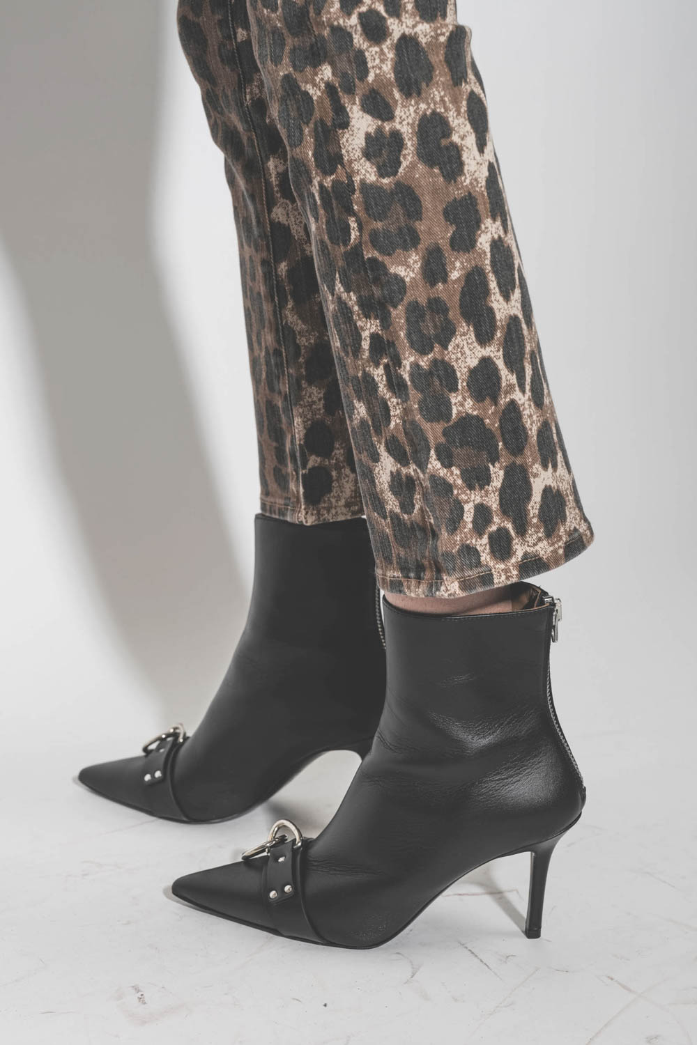 Jean Skinny taille basse court et légèrement évasé en jean léopard délavé Kick Fit R13. Détail du bas de jambe ourlet piqué. 