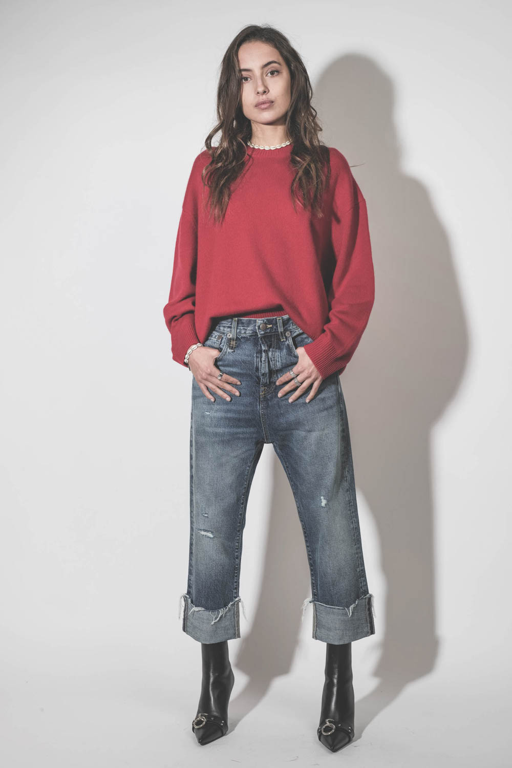 Jean Baggy Tailored Drop bleu délavage Hutton Blue R13. Porté avec un pull en cachemire rouge.