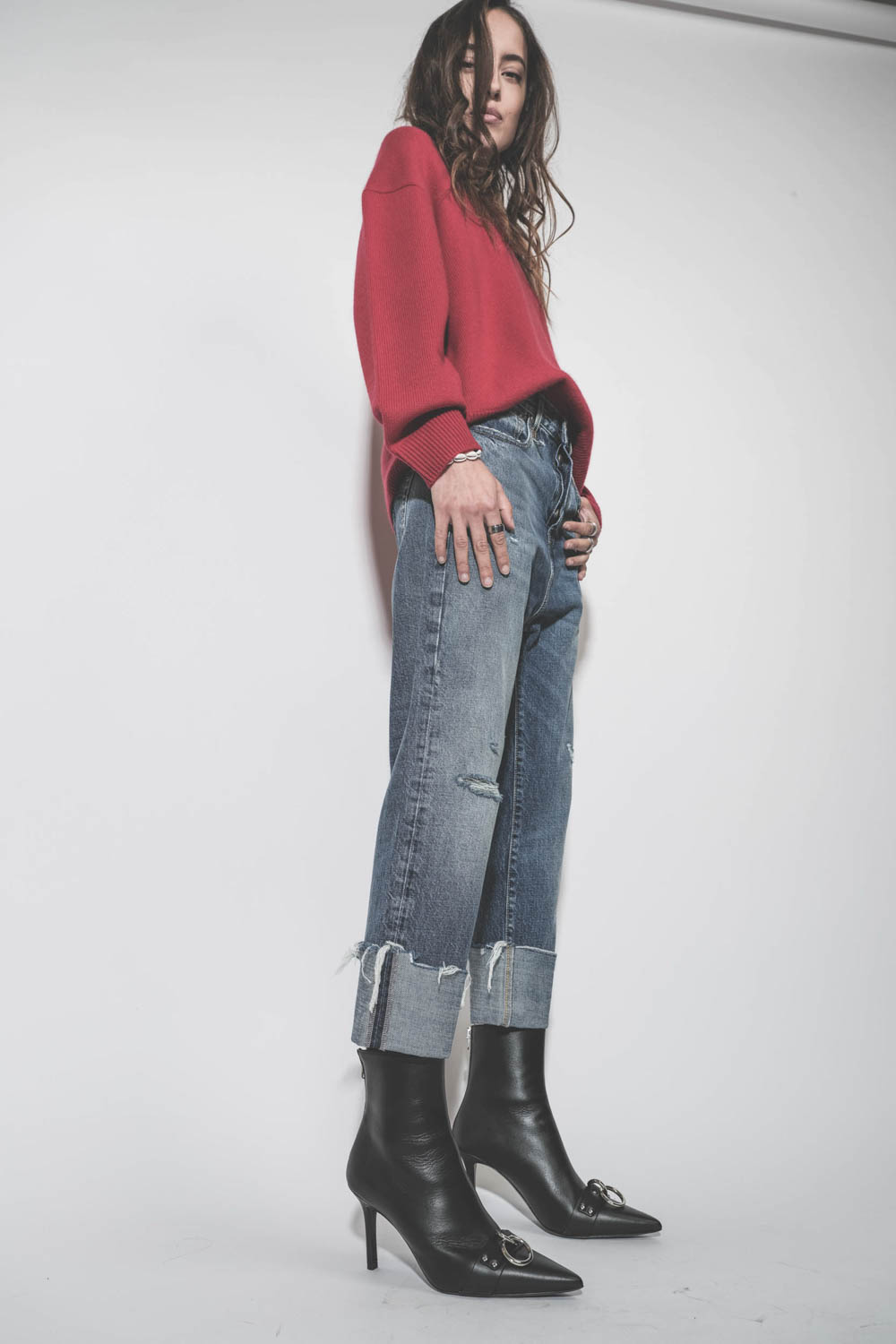 Jean Baggy Tailored Drop bleu délavage Hutton Blue R13. Porté avec des boots à talons en cuir noir.