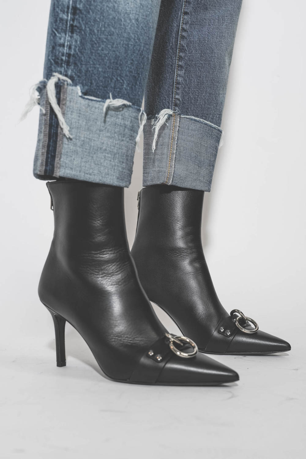 Jean Baggy Tailored Drop bleu délavage Hutton Blue R13. Détail de l'ourlet bord franc ourlet retourné.