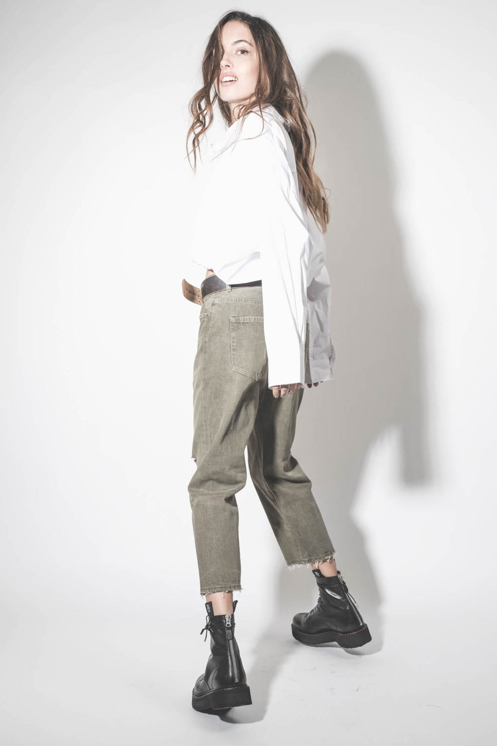 Jean baggy Tailored Drop toile kaki usée et déchirée R13 denim. Porté avec une chemise Crossover Bubble blanche.