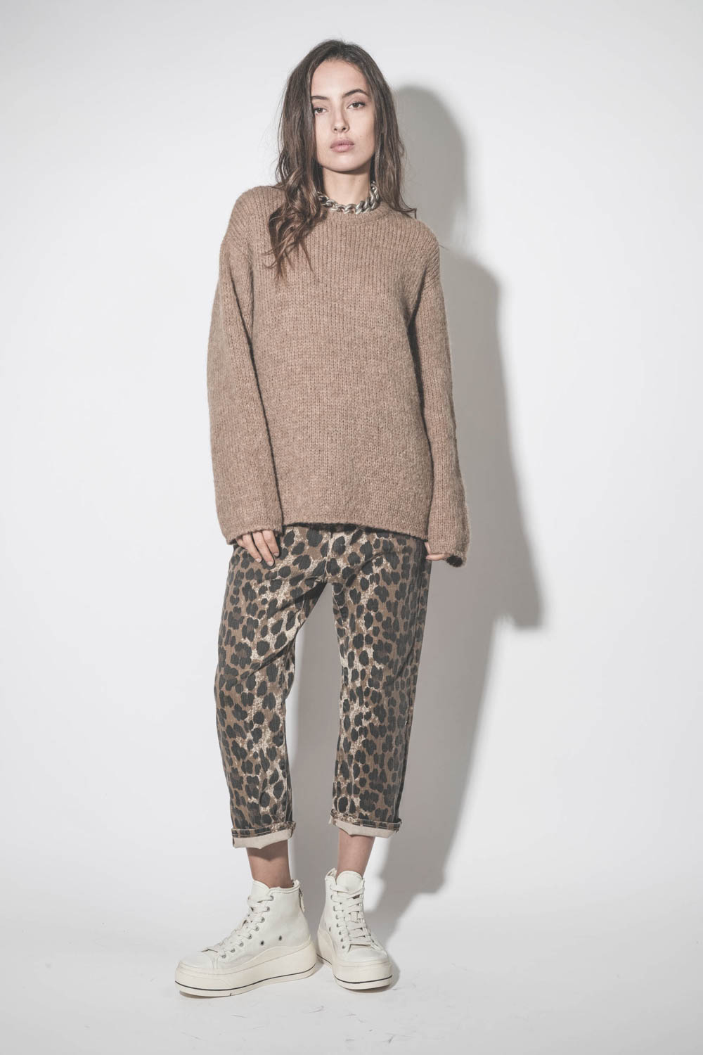 Jean baggy Tailored Drop en jean léopard R13. Porté de face.