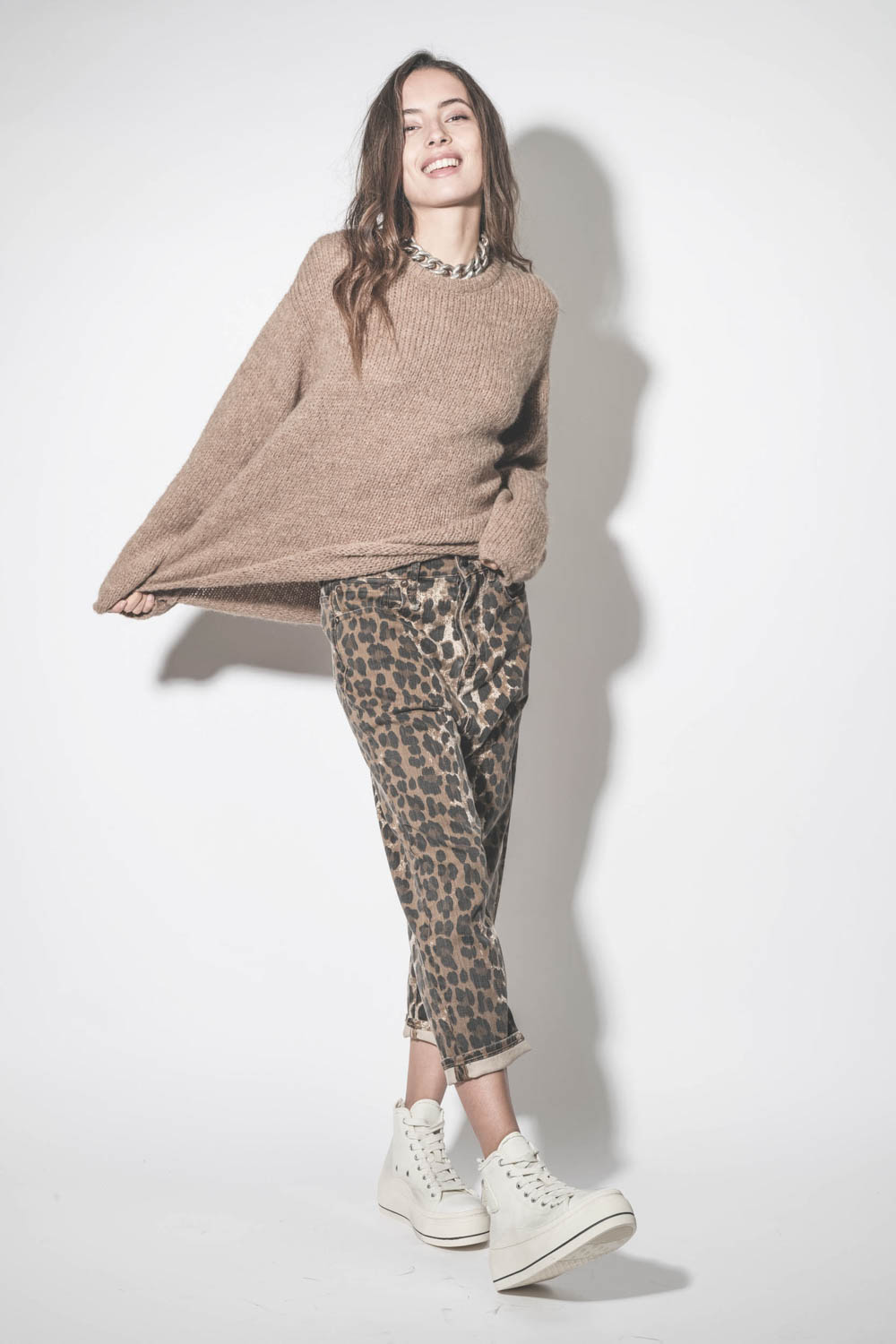 Jean baggy Tailored Drop en jean léopard R13. Porté avec des sneakers compensées en toile blanche.