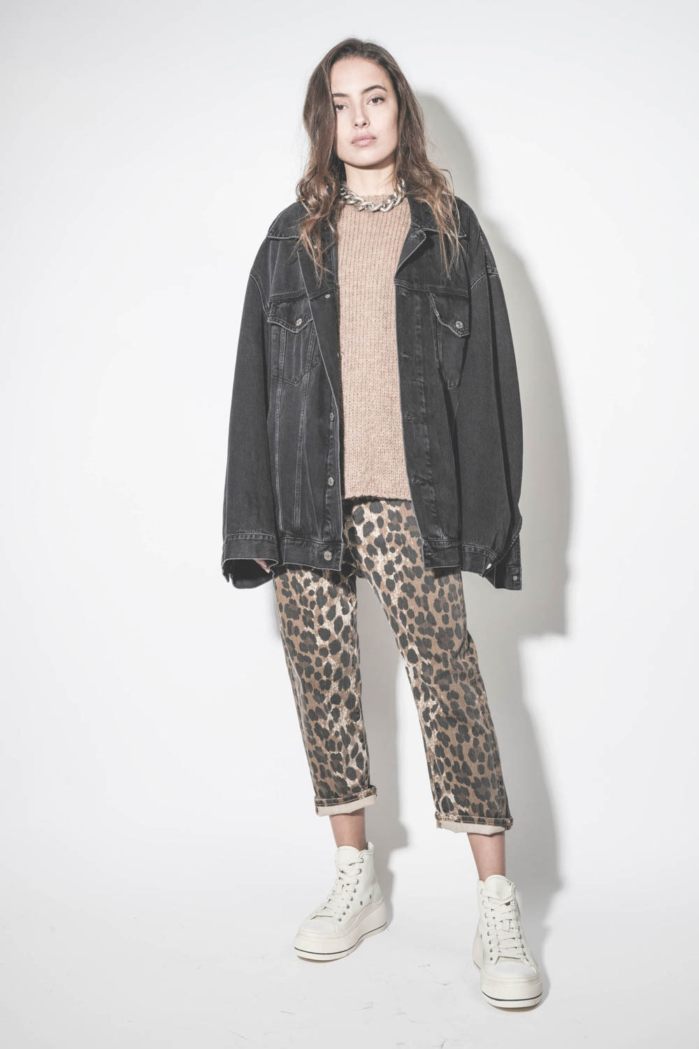 Jean baggy Tailored Drop en jean léopard R13. Porté avec un blouson en jean noir oversize. 