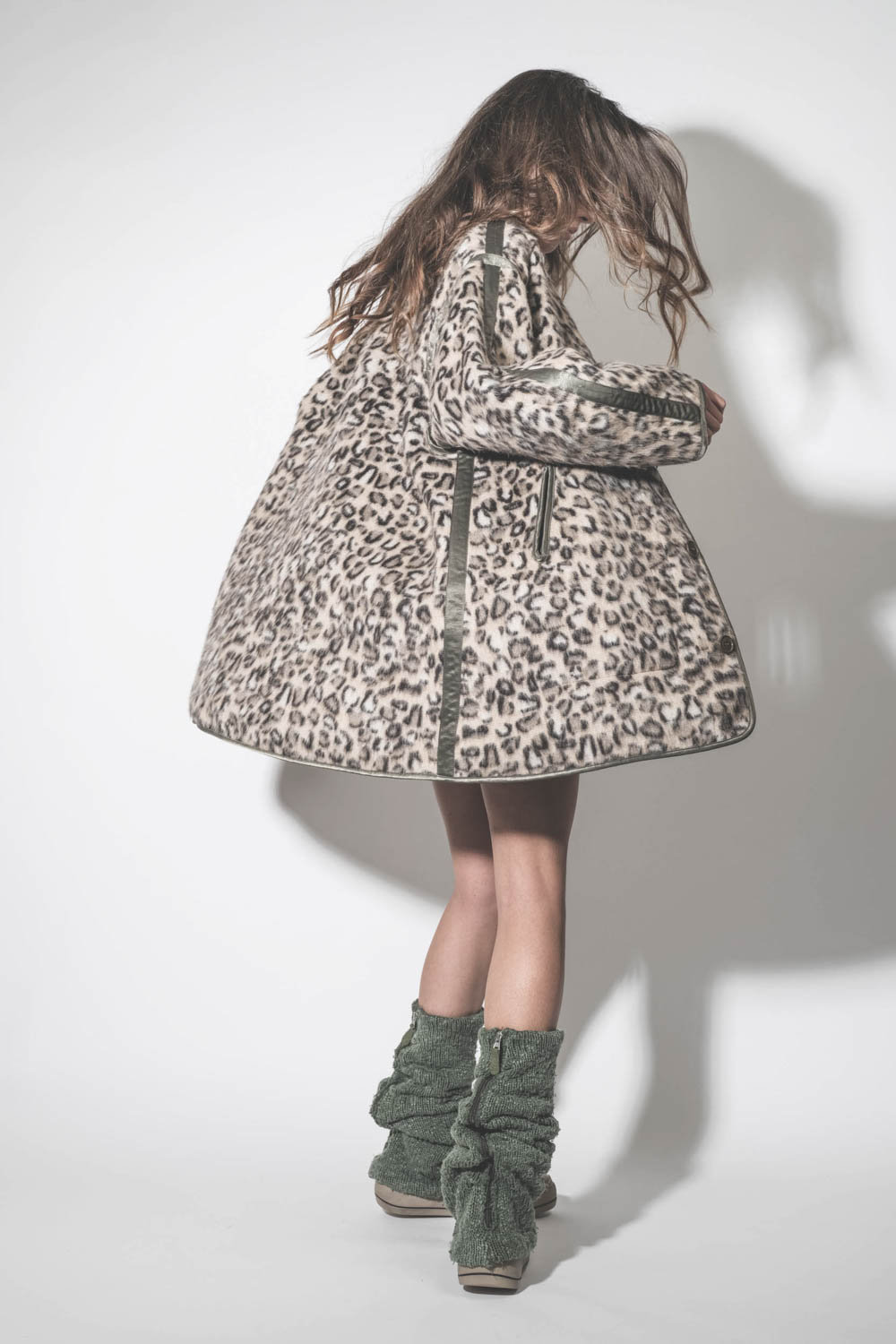 Manteau sans col léopard Liner R13. Porté avec des baskets compensées kaki. 