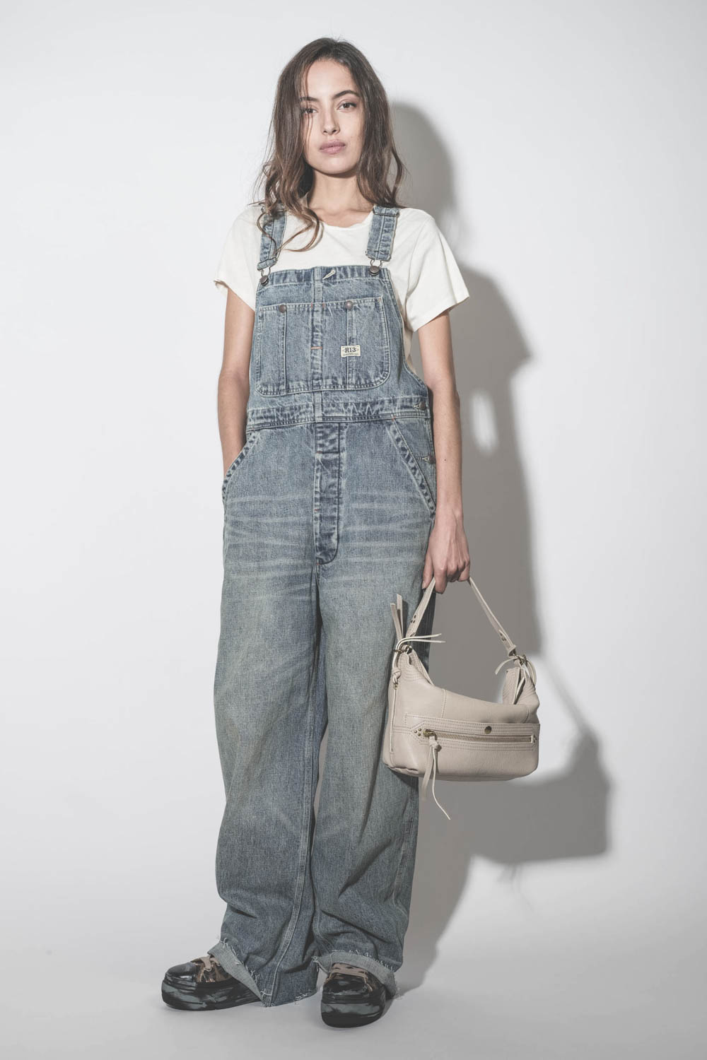 Sneakers compensées en toile léopard Kurt R13. Porté de face.