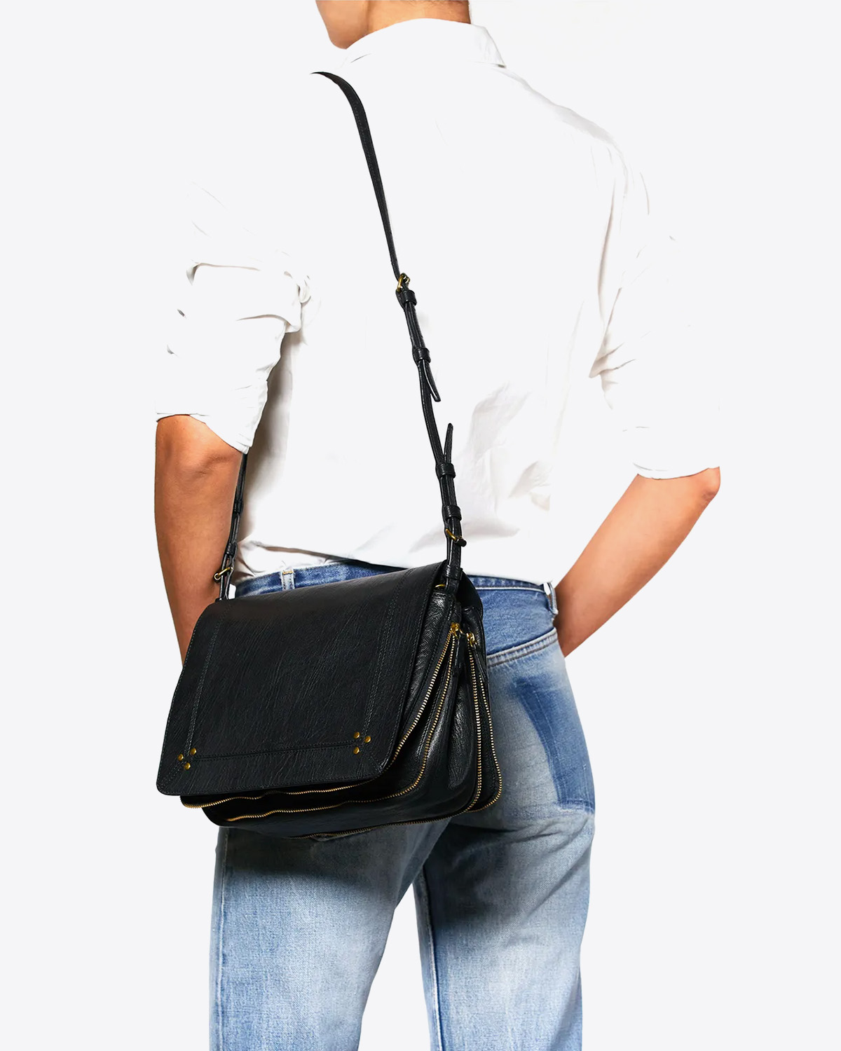 Sac bandoulière en cuir chèvre noir Igor Jérôme Dreyfuss. Porté dos. 