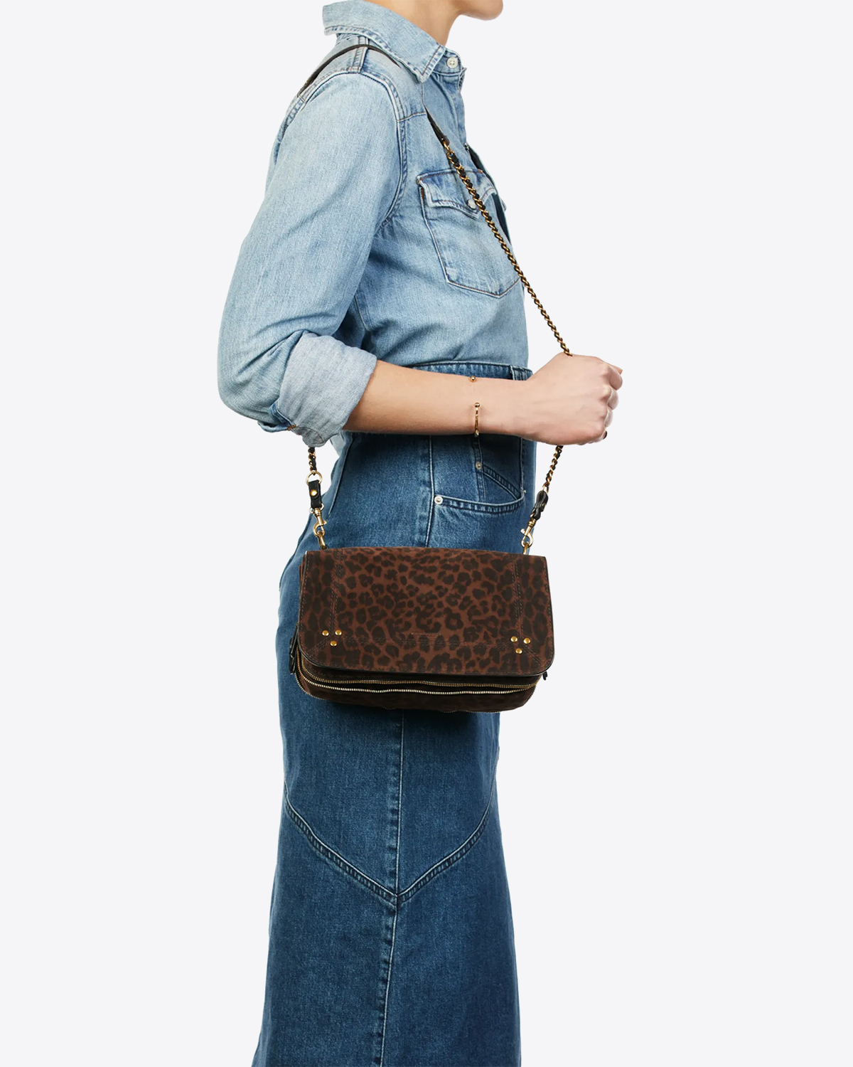 Sac bandoulière chaine en cuir imprimé léopard naturel Bobi Jérôme Dreyfuss. Porté épaule de profil.