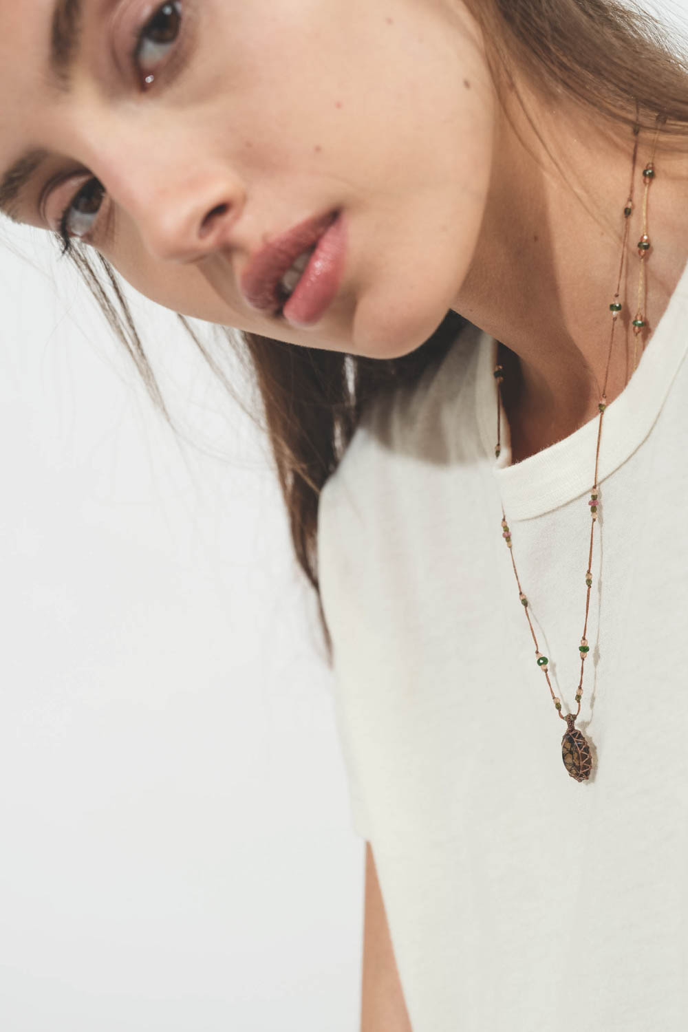 Collier Court Tibétain Honey quartz Sharing. Porté sur un tee-shirt blanc.