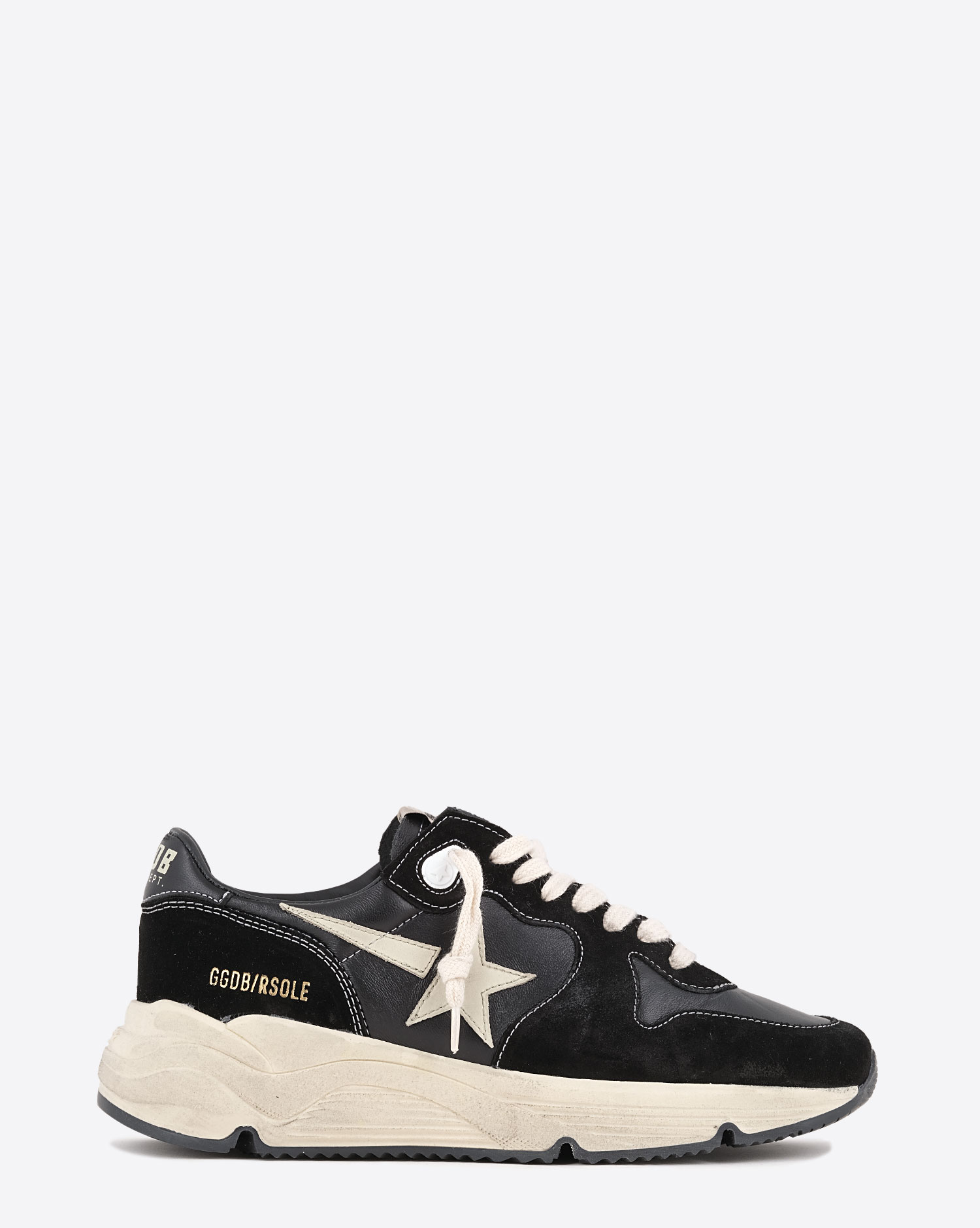 Sneakers Running Sole Golden Goose en cuir noir et blanc. Vue profil. 