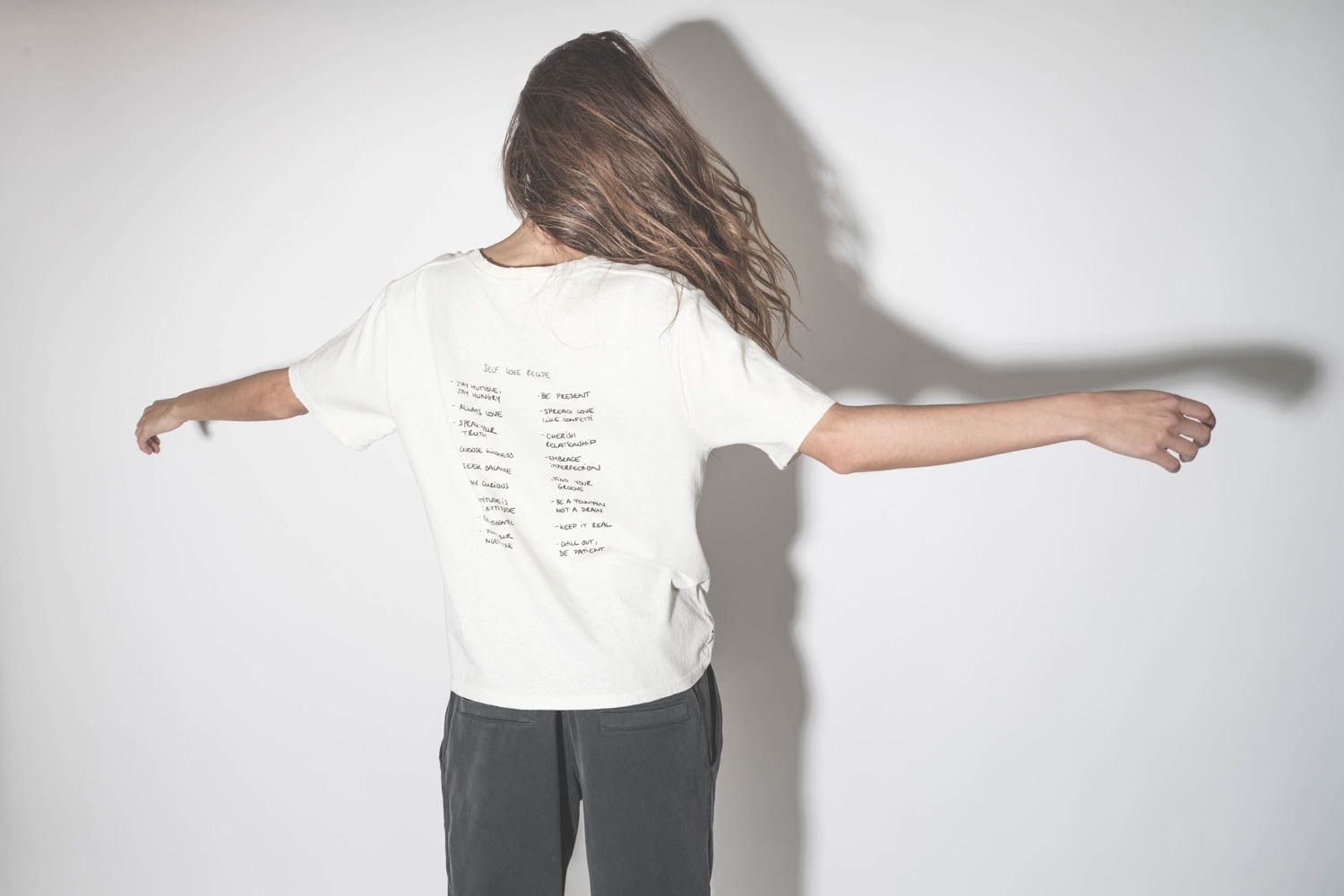 Tee-shirt manches courte blanc sérigraphie écritures noires dans le dos Self Love Vintage Mikuta. Porté de dos.