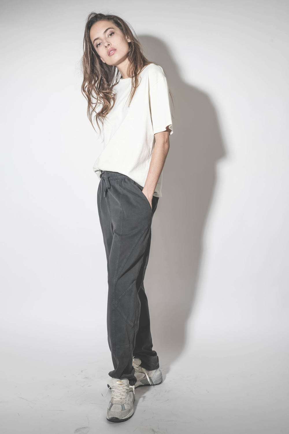 Tee-shirt manches courte blanc sérigraphie écritures noires dans le dos Self Love Vintage Mikuta. Porté de profil.