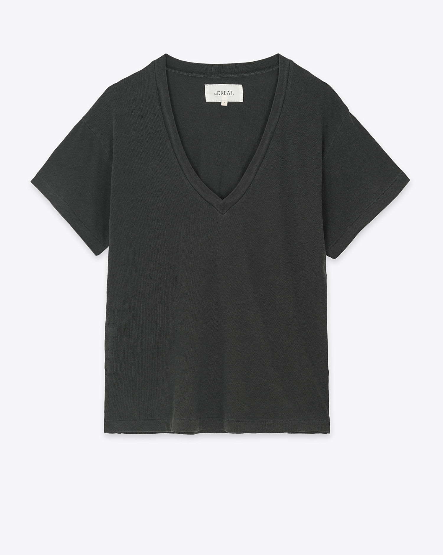 Tee-shirt manches courtes V Neck The Great noir délavé. Vue face. 
