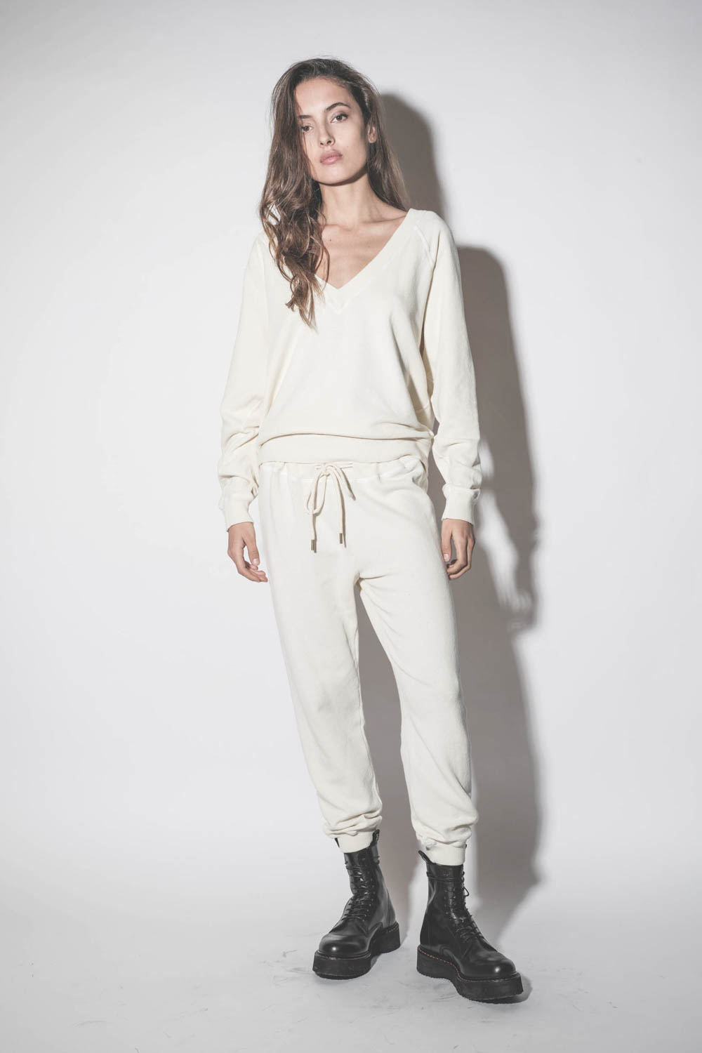 Bas de jogging court et resserré en bas taille avec lien coulissant Cropped The Great. Porté de face.