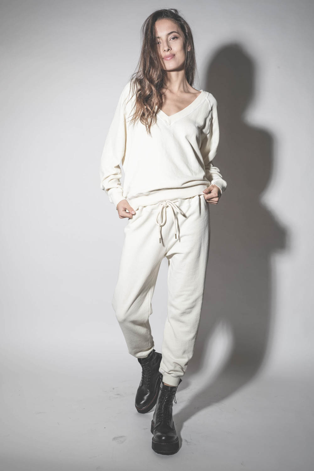 Bas de jogging court et resserré en bas taille avec lien coulissant Cropped The Great. Porté avec un sweat-shirt assorti.