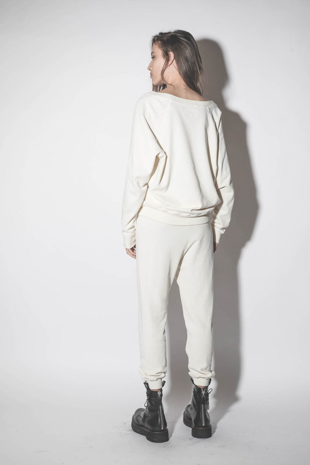 Bas de jogging court et resserré en bas taille avec lien coulissant Cropped The Great. Porté de dos.