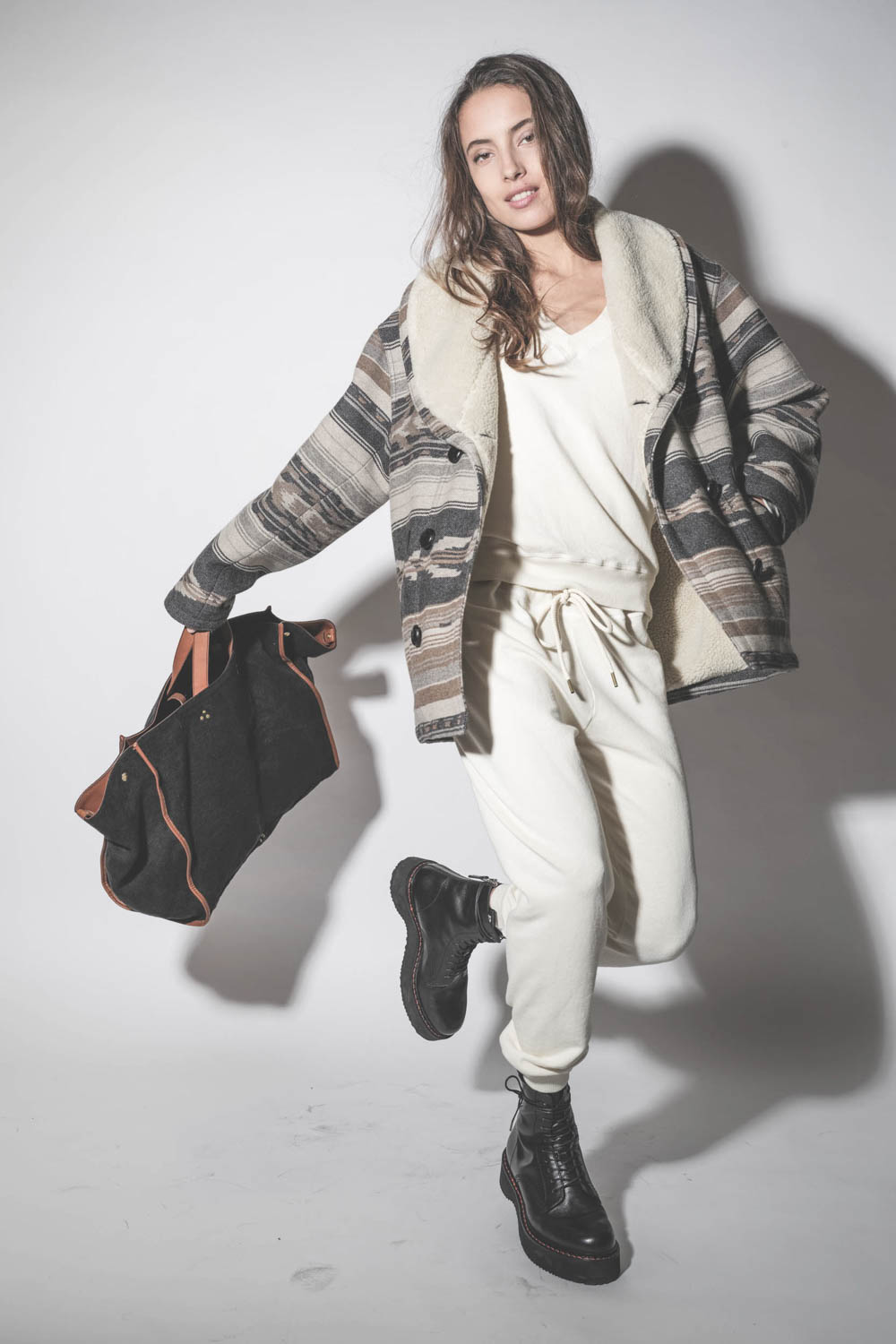 Bas de jogging court et resserré en bas taille avec lien coulissant Cropped The Great. Porté avec un manteau à rayures.