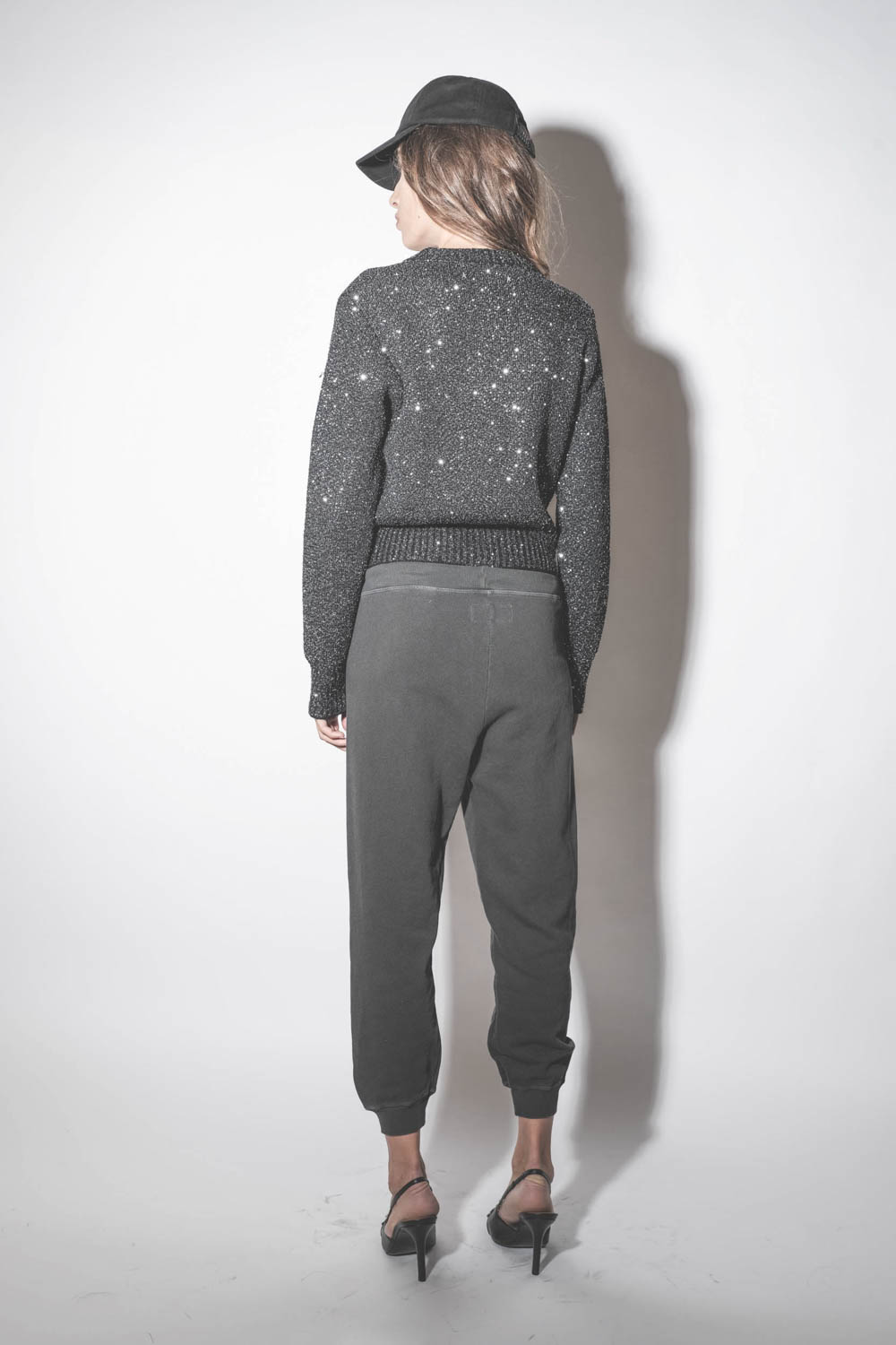 Jogging Cropped noir délavé The Great. Porté de dos. 