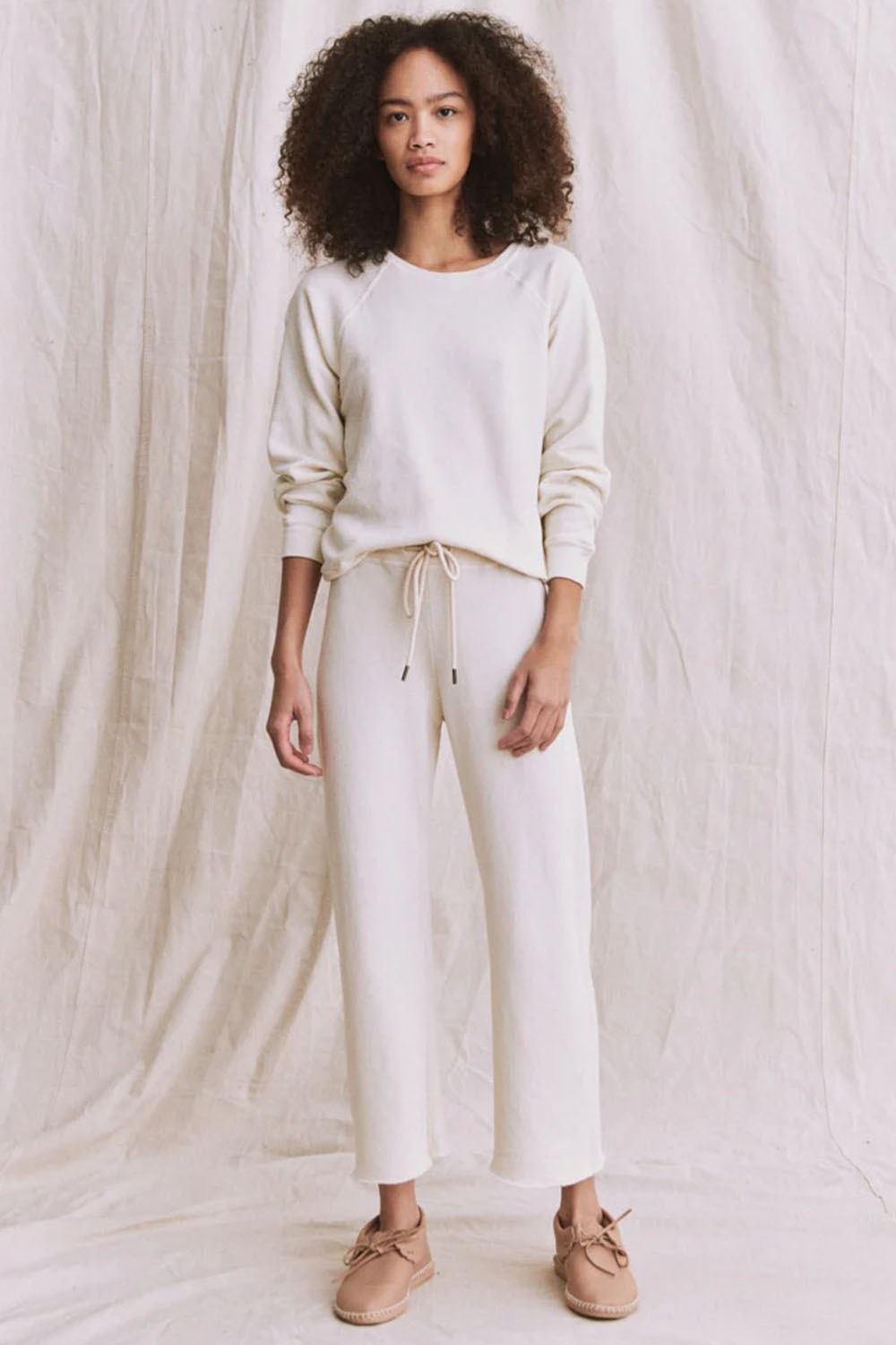 Sweatshirt manches longues Shrunken The Great en coton écru. Vue porté face. 