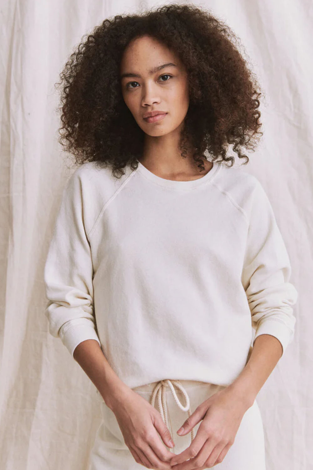 Sweatshirt manches longues Shrunken The Great en coton écru. Vue porté face. 