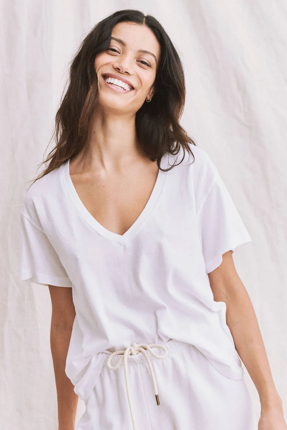 Tee-shirt manches courtes V Neck The Great blanc. Vue porté face. 
