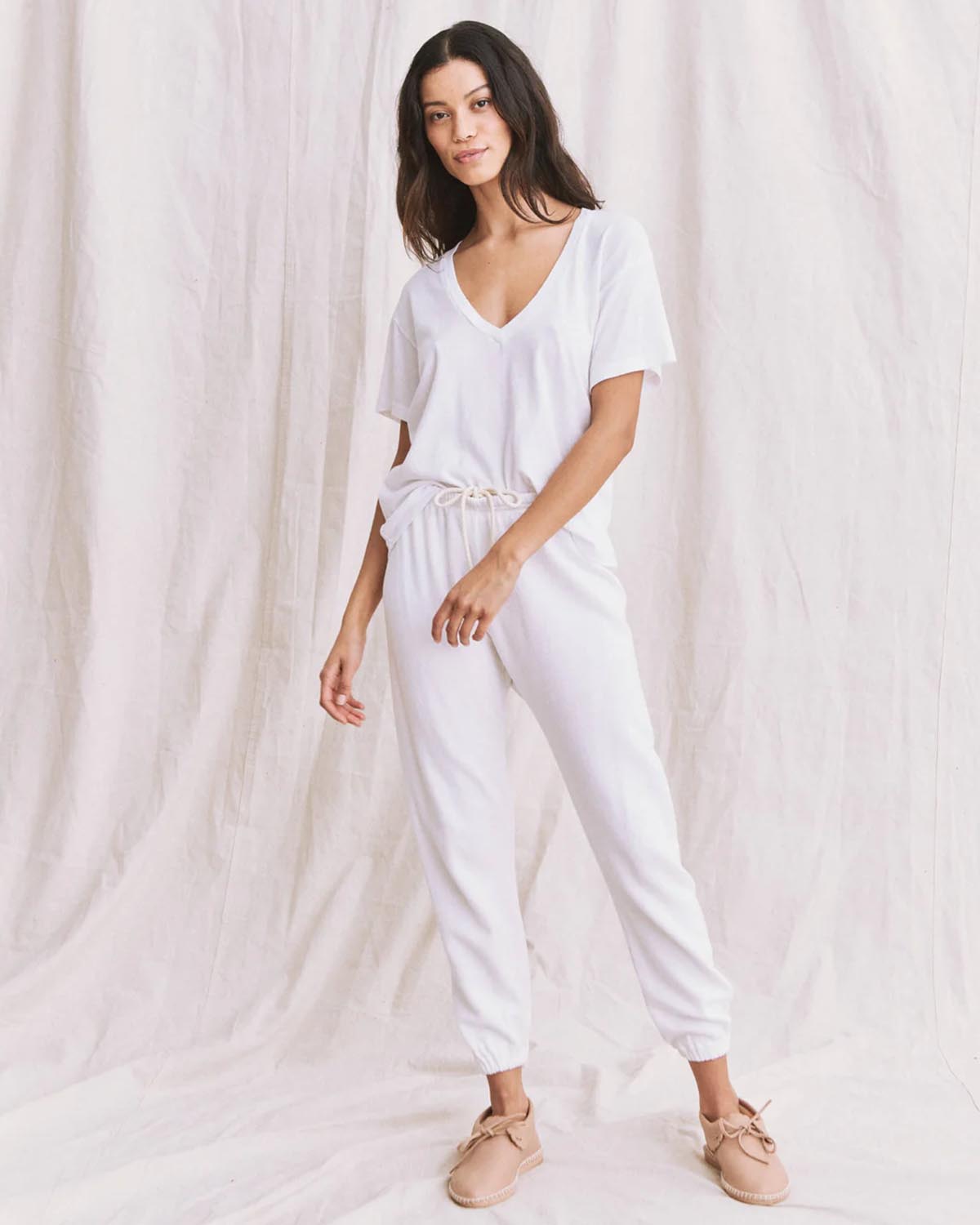 Tee-shirt manches courtes V Neck The Great blanc. Vue porté face. 
